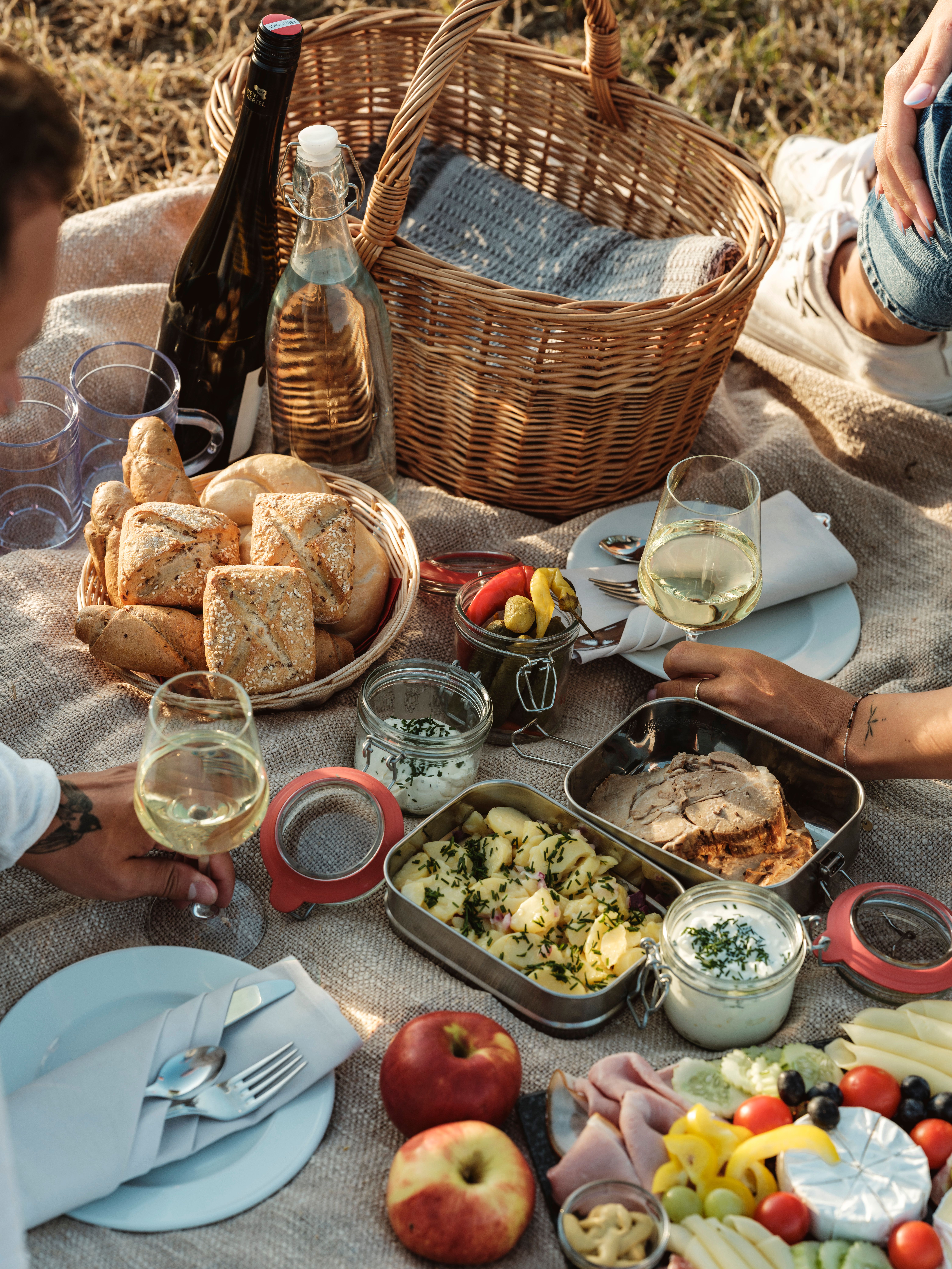 Letecký pohled na hrad Mailberg s okolní krajinou.