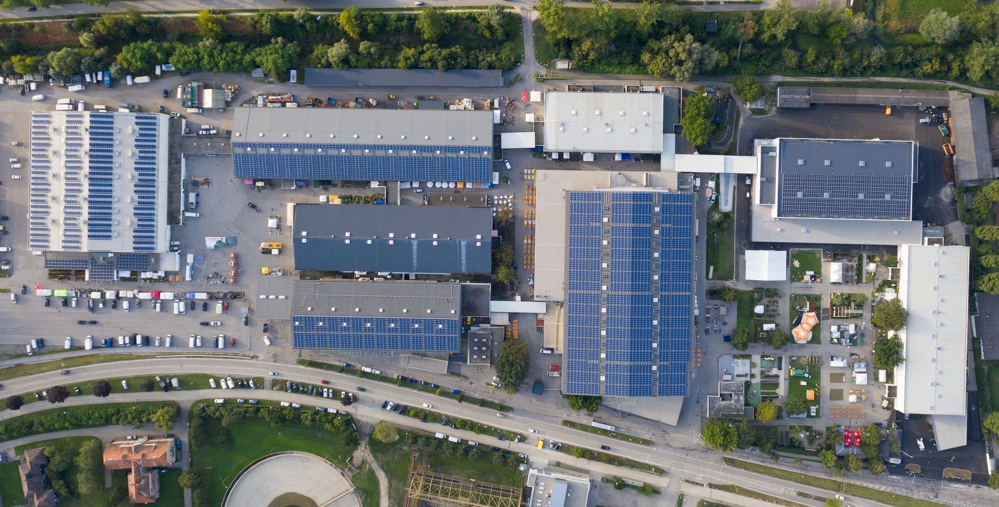 Letecký pohled na výstaviště Tulln se solárními panely na střechách.
