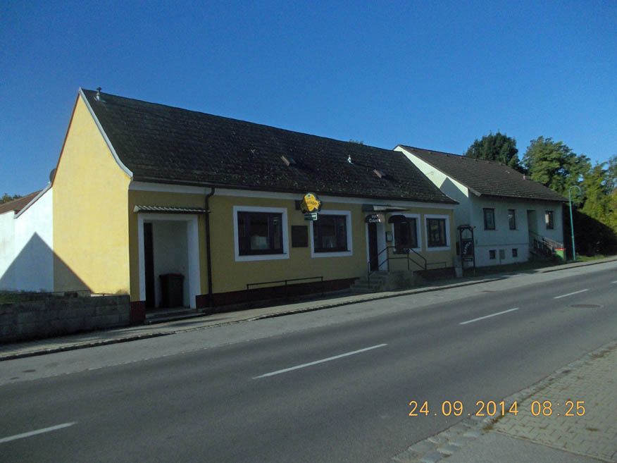 Exteriérový pohled na žlutý hostinec na ulici ze dne 24.9.2014.