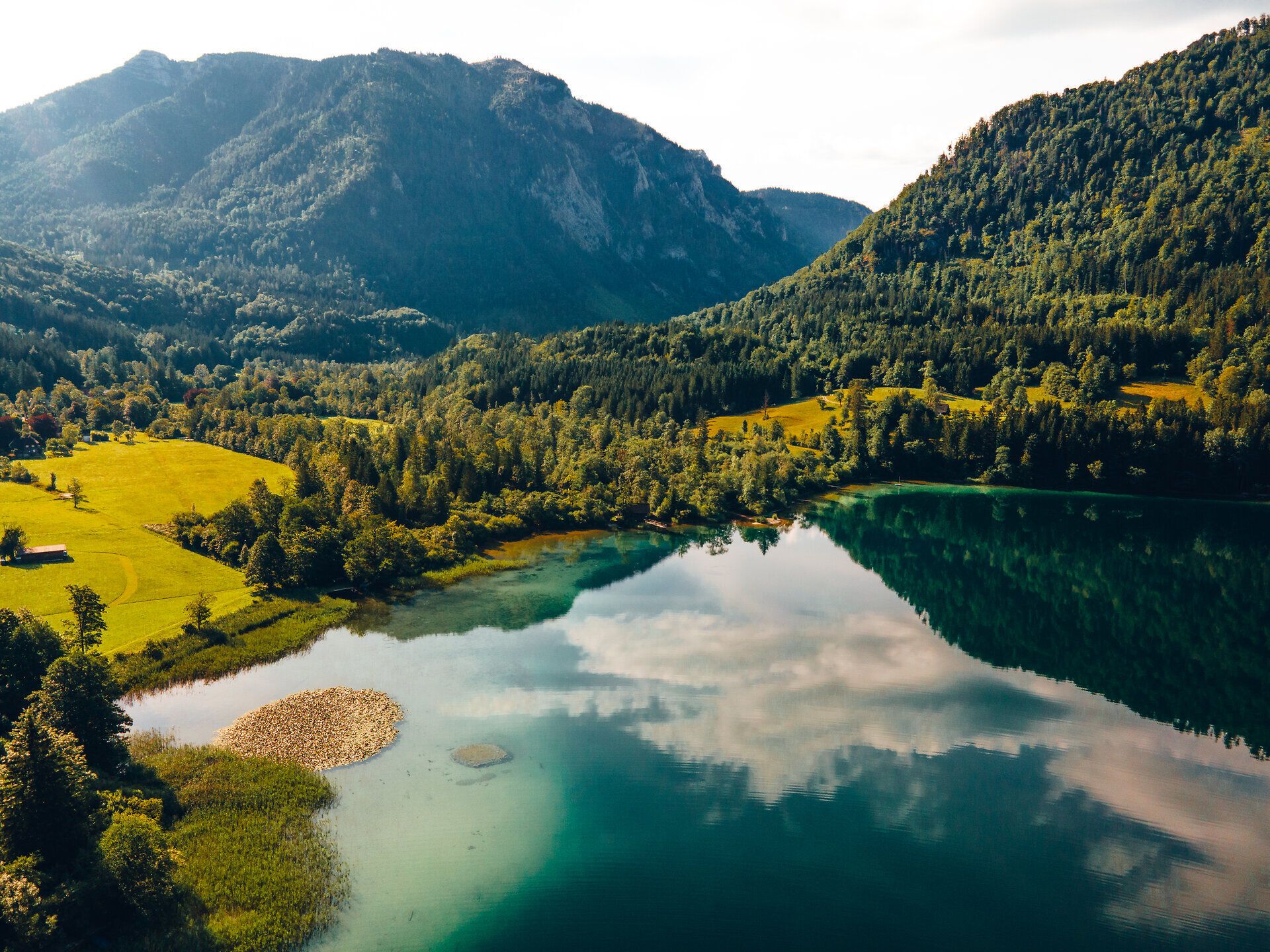 Die sanften Hügel um den Lunzer See laden zu erholsamen Spaziergängen ein, während das glitzernde Wasser die umliegende Natur widerspiegelt. Hier, wo die Berge majestätisch aufragen, entfaltet sich ein wahres Paradies der Blicke, das jeden Besucher in seinen Bann zieht.