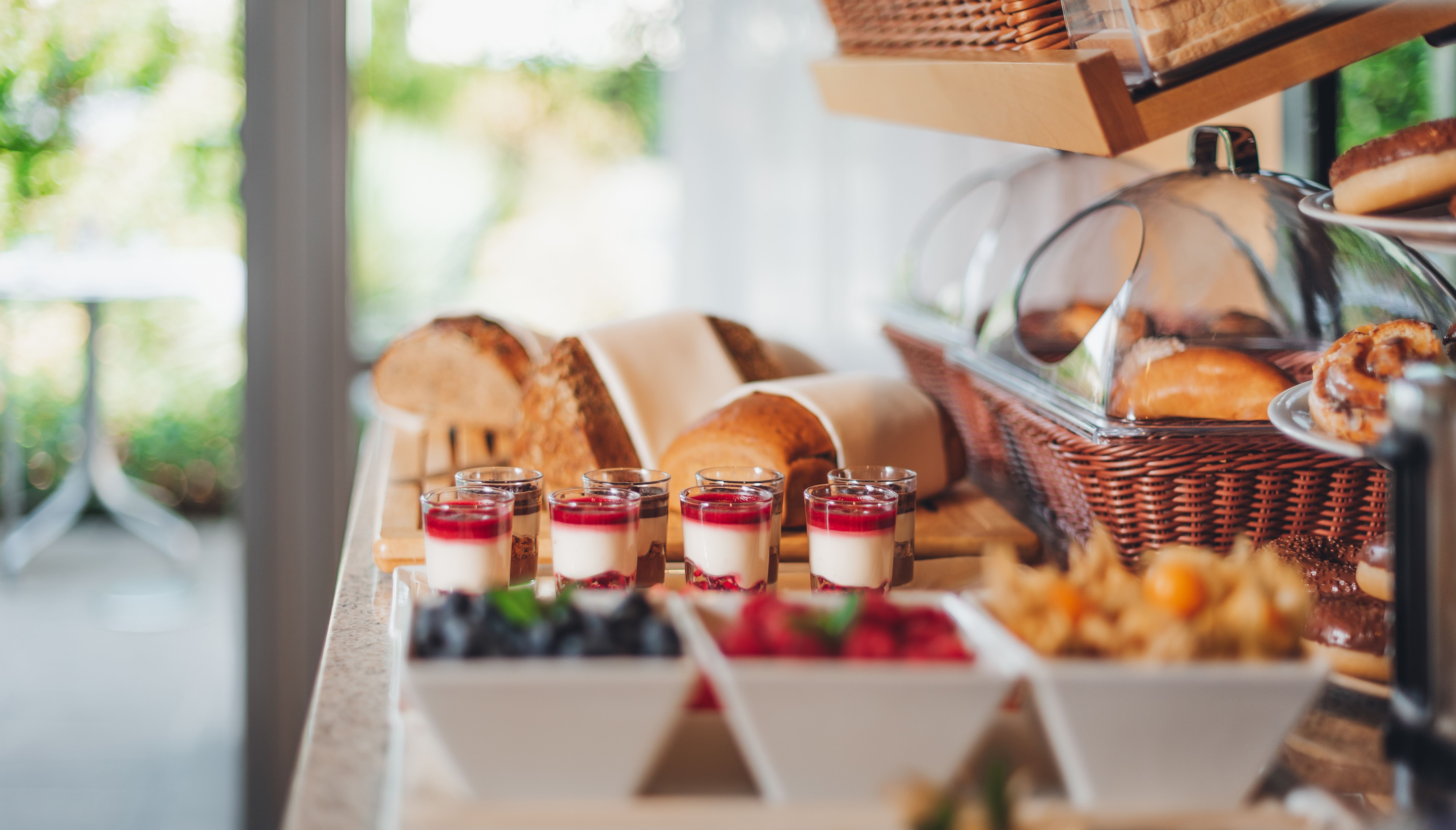 Chléb, ovoce, jogurt - snídaňový bufet v HEINhotelu Vídeň na letišti