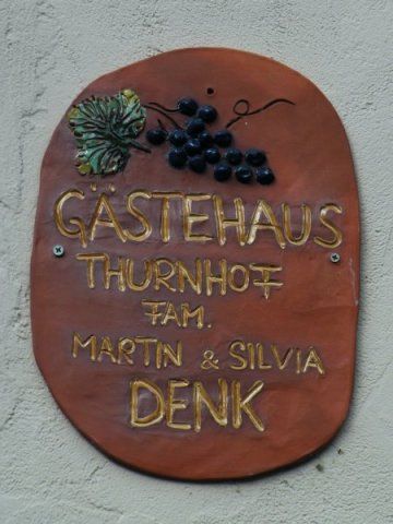 Nápis Guesthouse Thurnhof s motivem vinné révy.