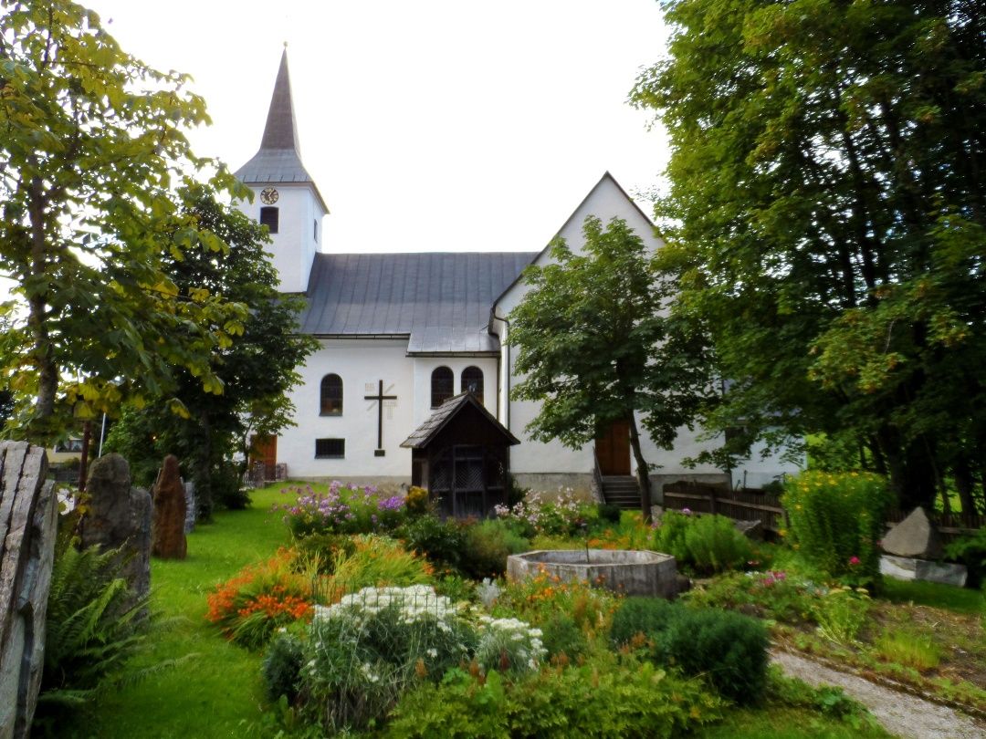 Krásná zahrada farního kostela Lackenhof