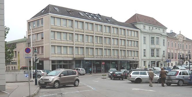 Obec Klosterneuburg s Babenbergerhalle 