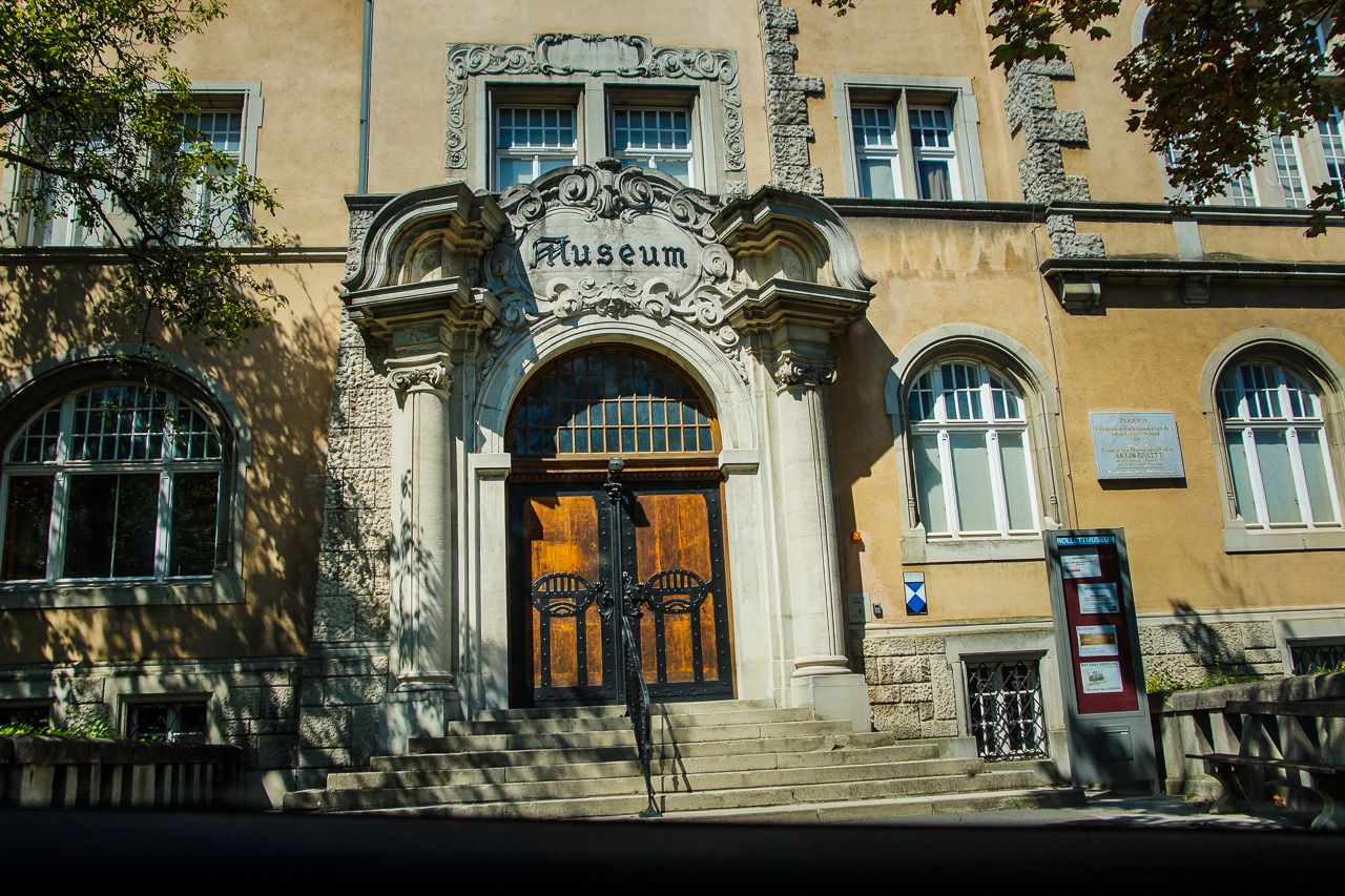 Vstup do muzea Rollett se zdobeným obloukem a schodištěm.