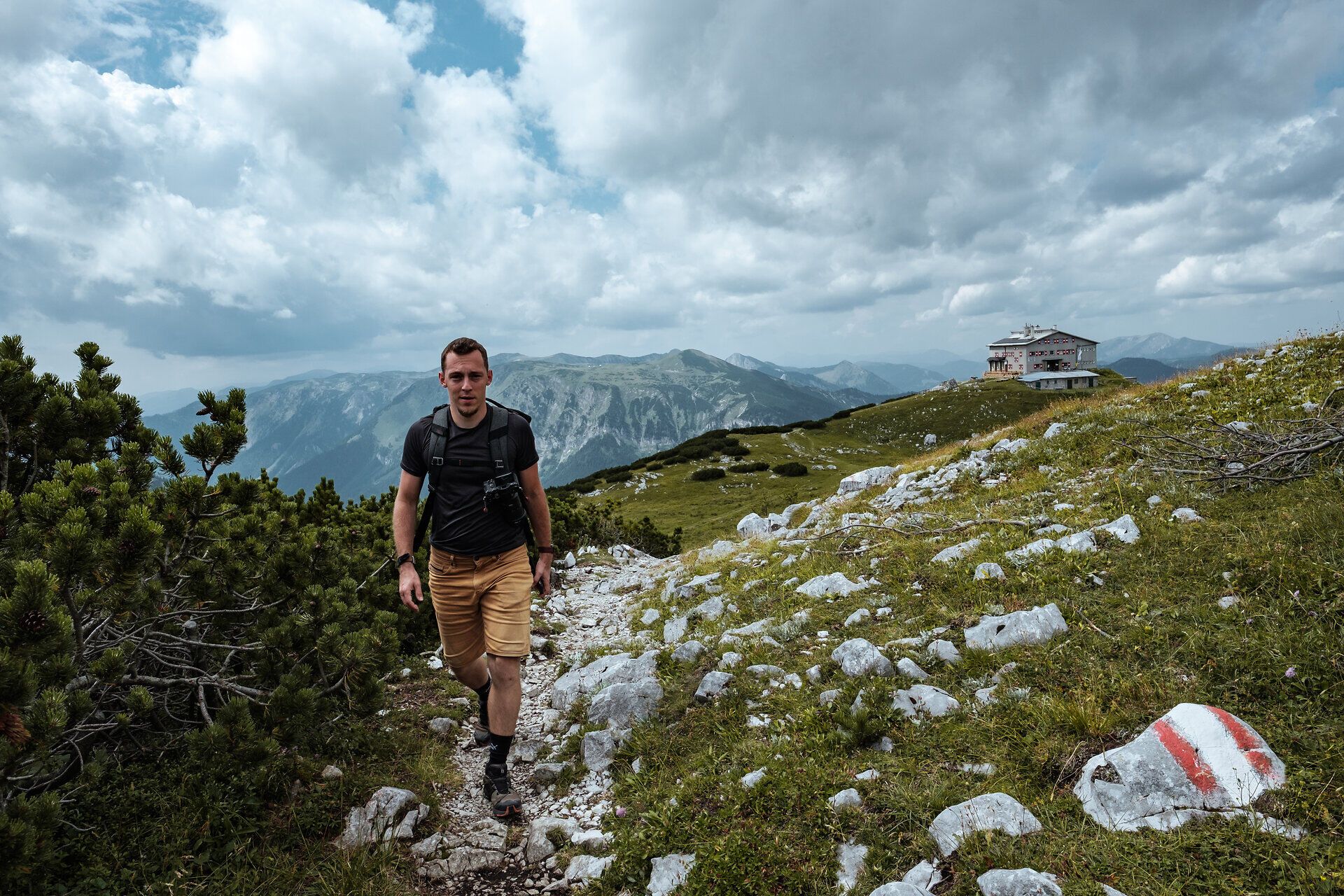 Turista si užívá čerstvý horský vzduch a úchvatný výhled na okolní vrcholy. Zvlněné kopce a zelená tráva vybízejí k plnému poznávání přírody. Zde, ve Vídeňských Alpách, se každý krok stává nezapomenutelným dobrodružstvím.