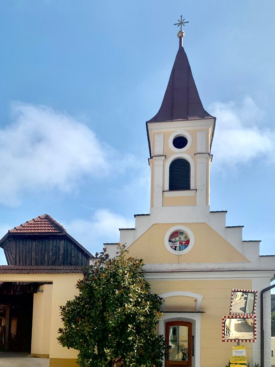 Kaple v centru Oberbergernu se stupňovitým štítem a věží se špičatou helmicí. Zde začíná 13. etapa Stezky světového dědictví