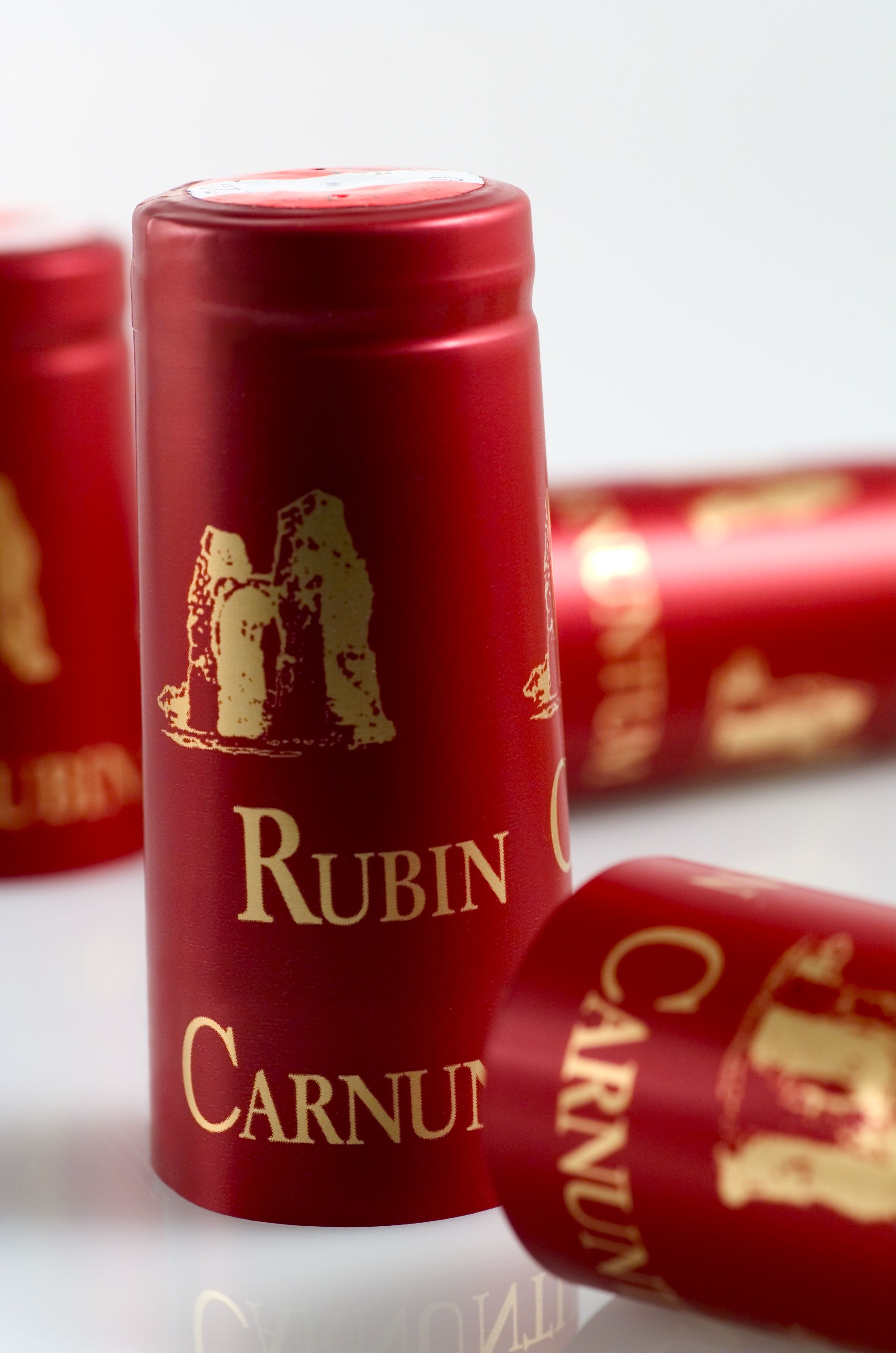 Detail kapslí červeného vína s etiketou "Rubin Carnuntum".