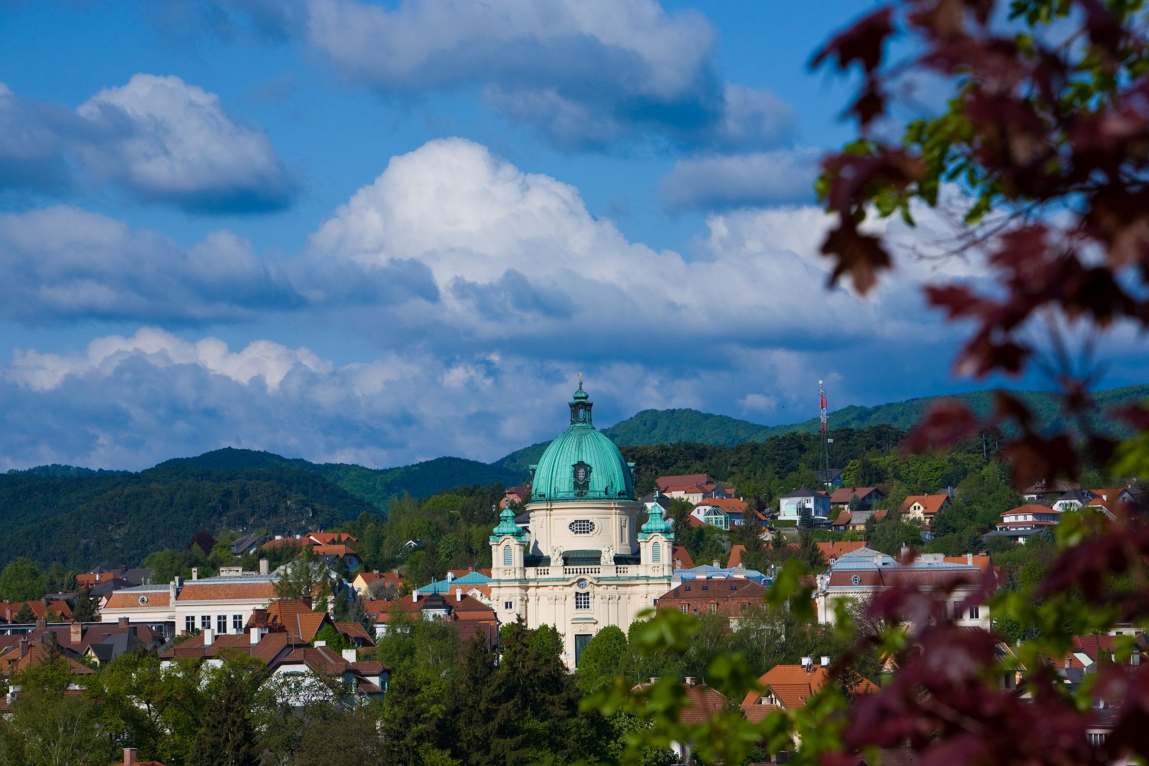 Pohled na město Berndorf s kostelem a kopci v pozadí.