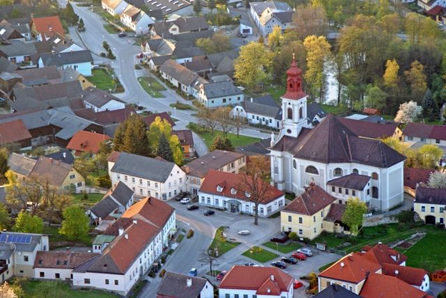 Letecký pohled na poutní kostel v Hoheneichu v centru obce.