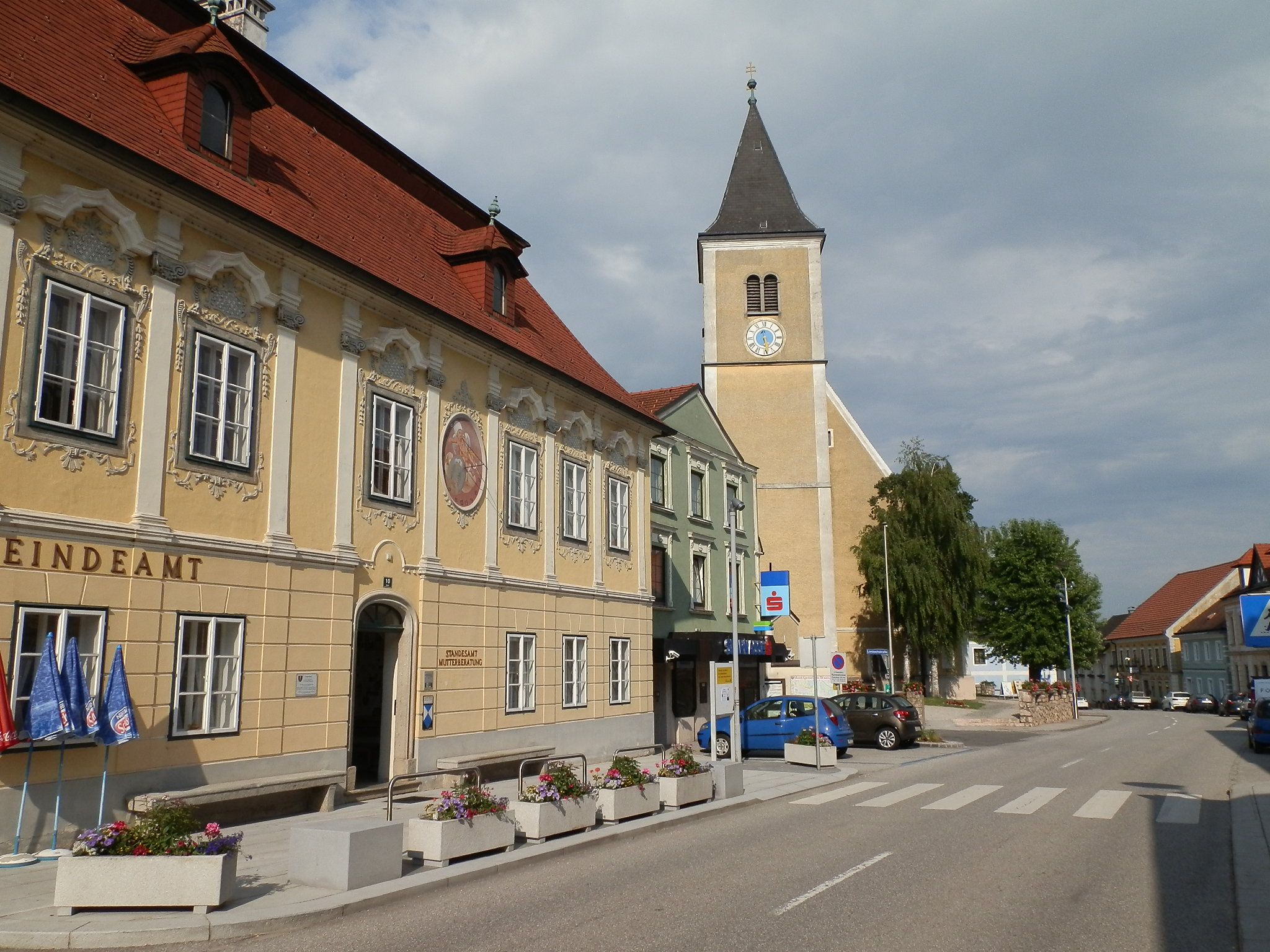 Ulice ve Strengbergu s obecním úřadem a kostelem.