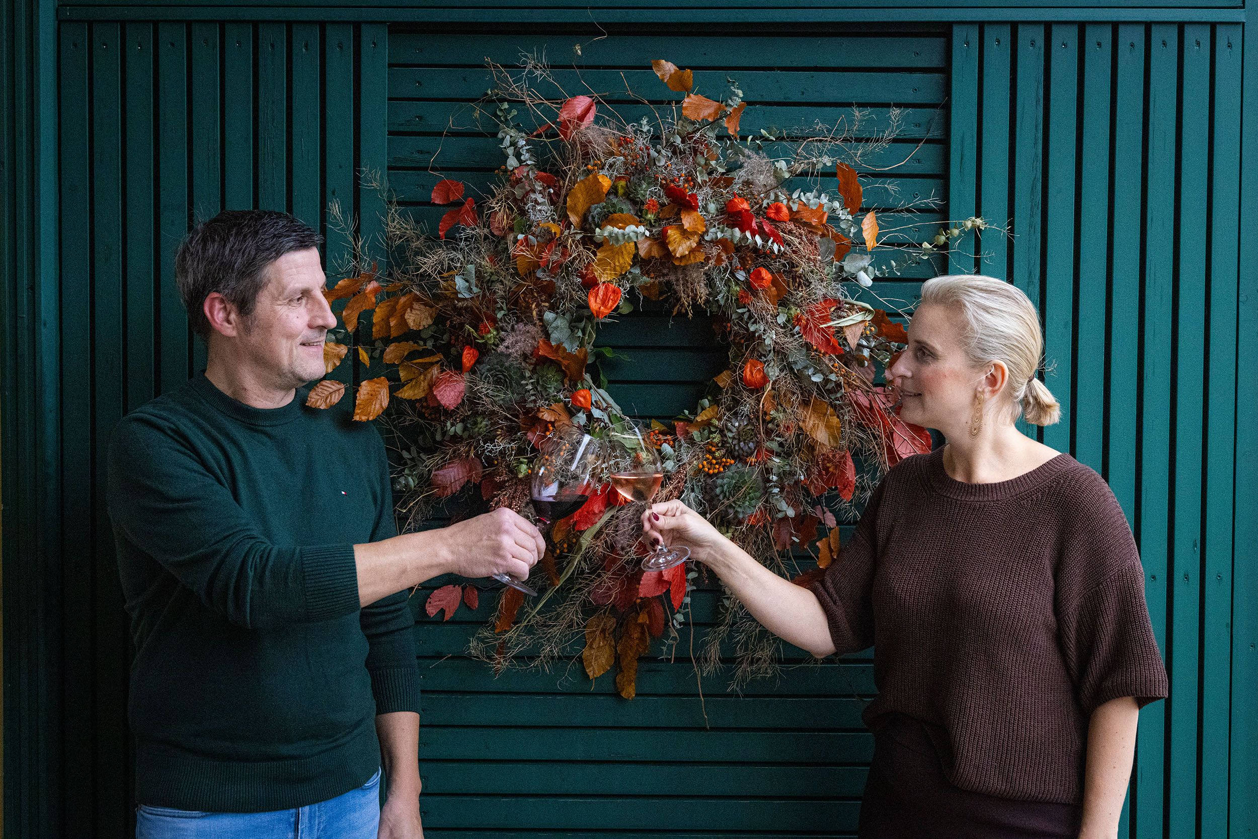 Majitelé vinařství u vstupního portálu