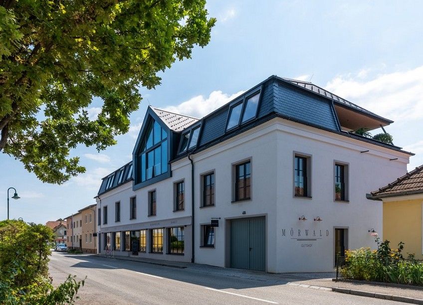 Pohled zvenčí na sídlo