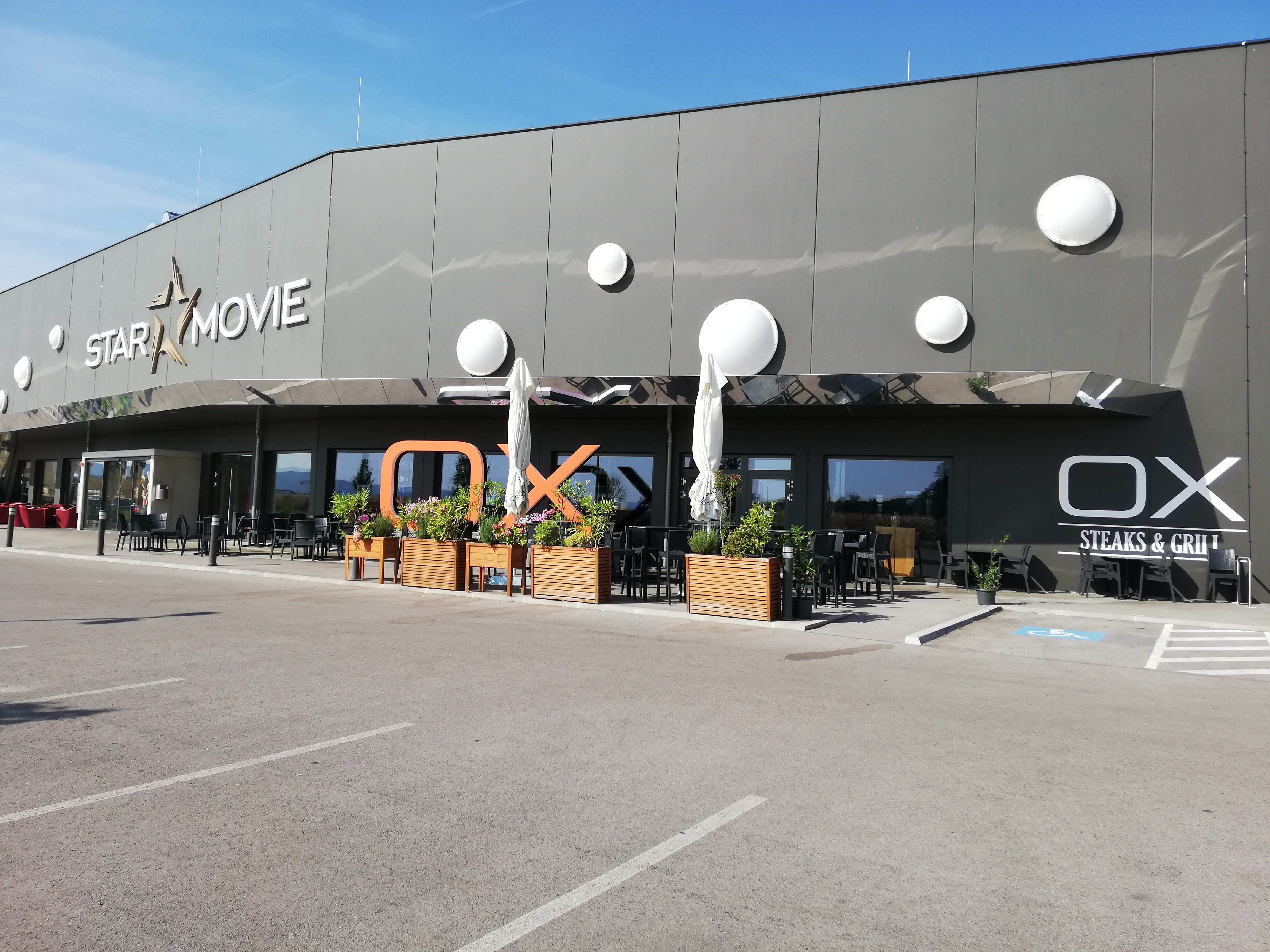 Pohled zvenčí na restauraci a kino