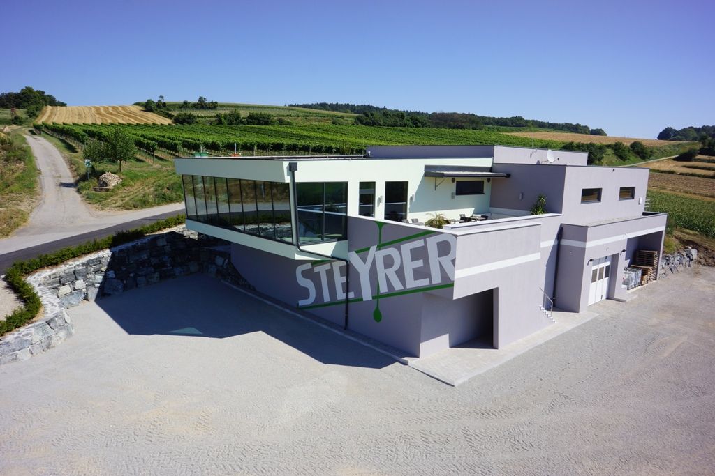 Moderní vinařství Steyrer s prosklenou fasádou a okolními vinicemi.