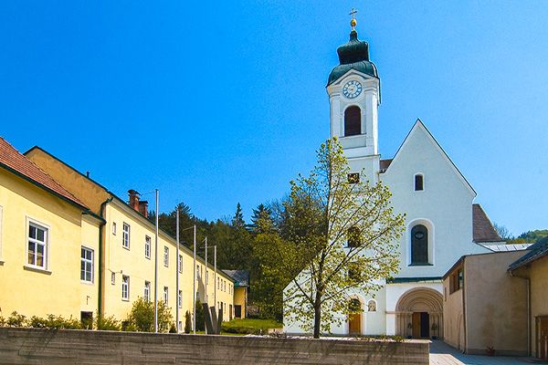 Přední nádvoří baziliky Klein-Mariazell