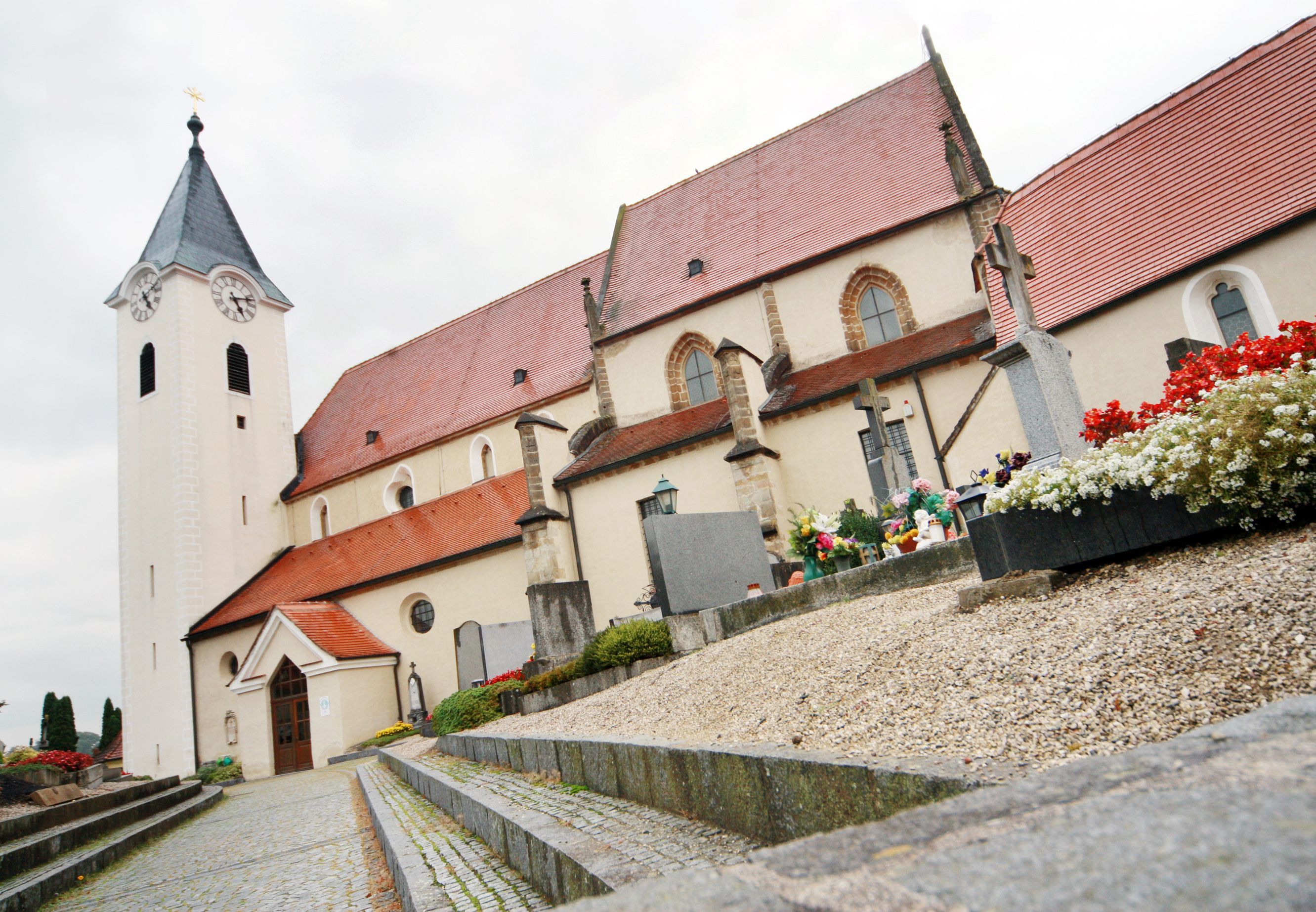 Ardaggerský kolegiátní kostel se hřbitovem v popředí.