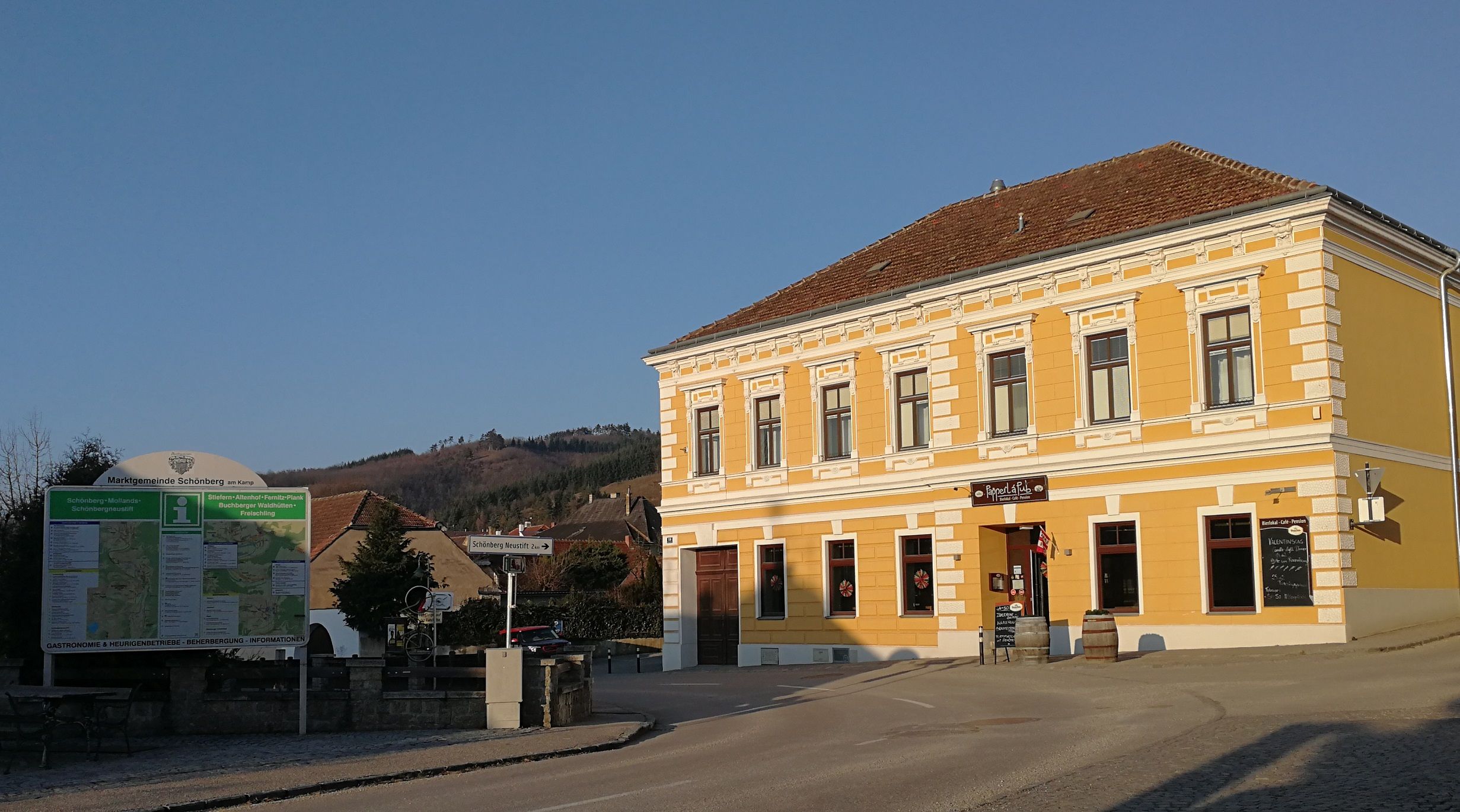 Žlutá budova s nápisem "Papperl á Pub" v rakouském Schönbergu am Kamp.