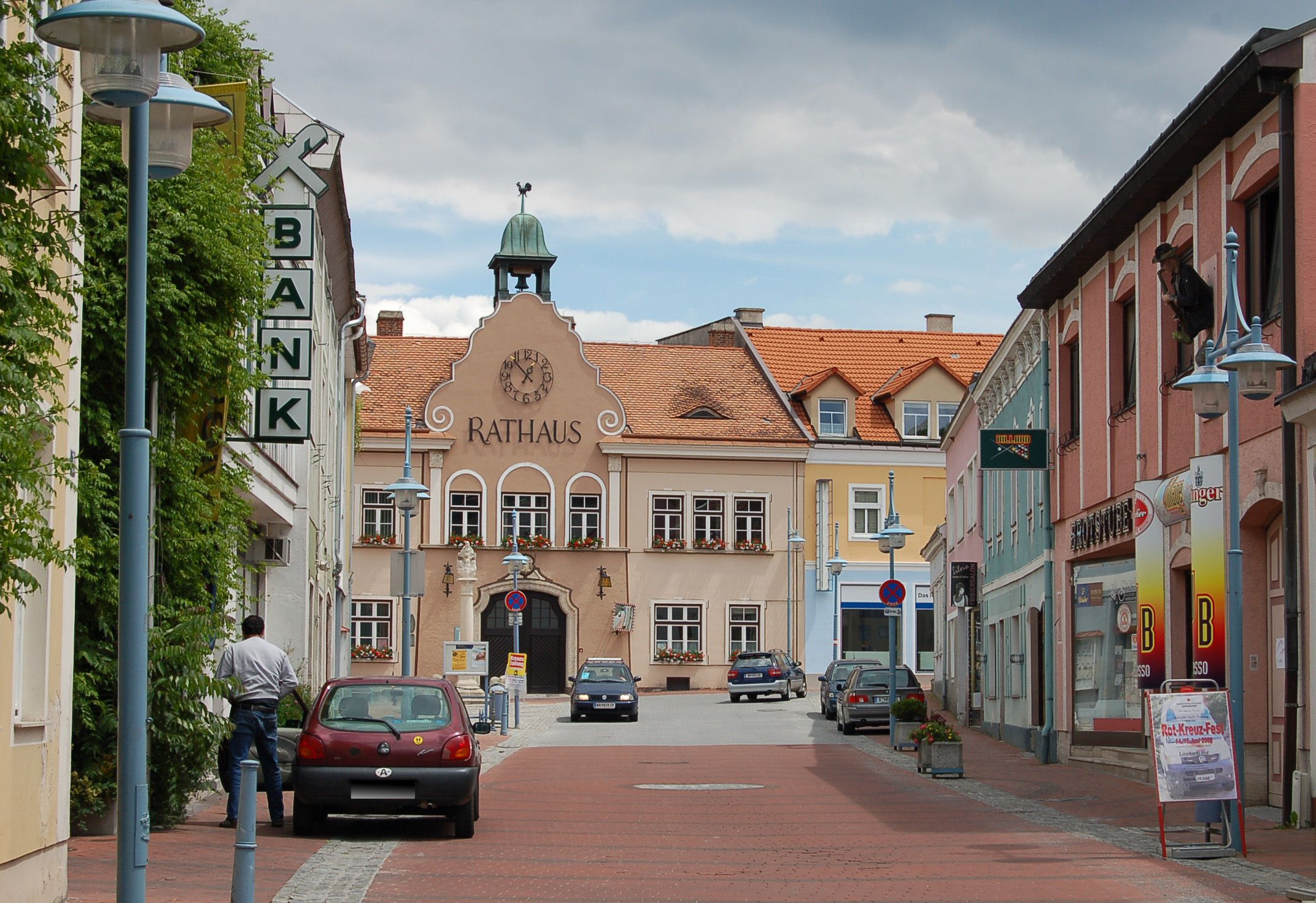Ulice v Markt Piesting s radnicí v pozadí.