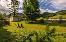 Na nádraží Wienerbruck-Josefsberg, obklopeném zelení a malým venkovním posezením, zastavuje zlatý vlak.