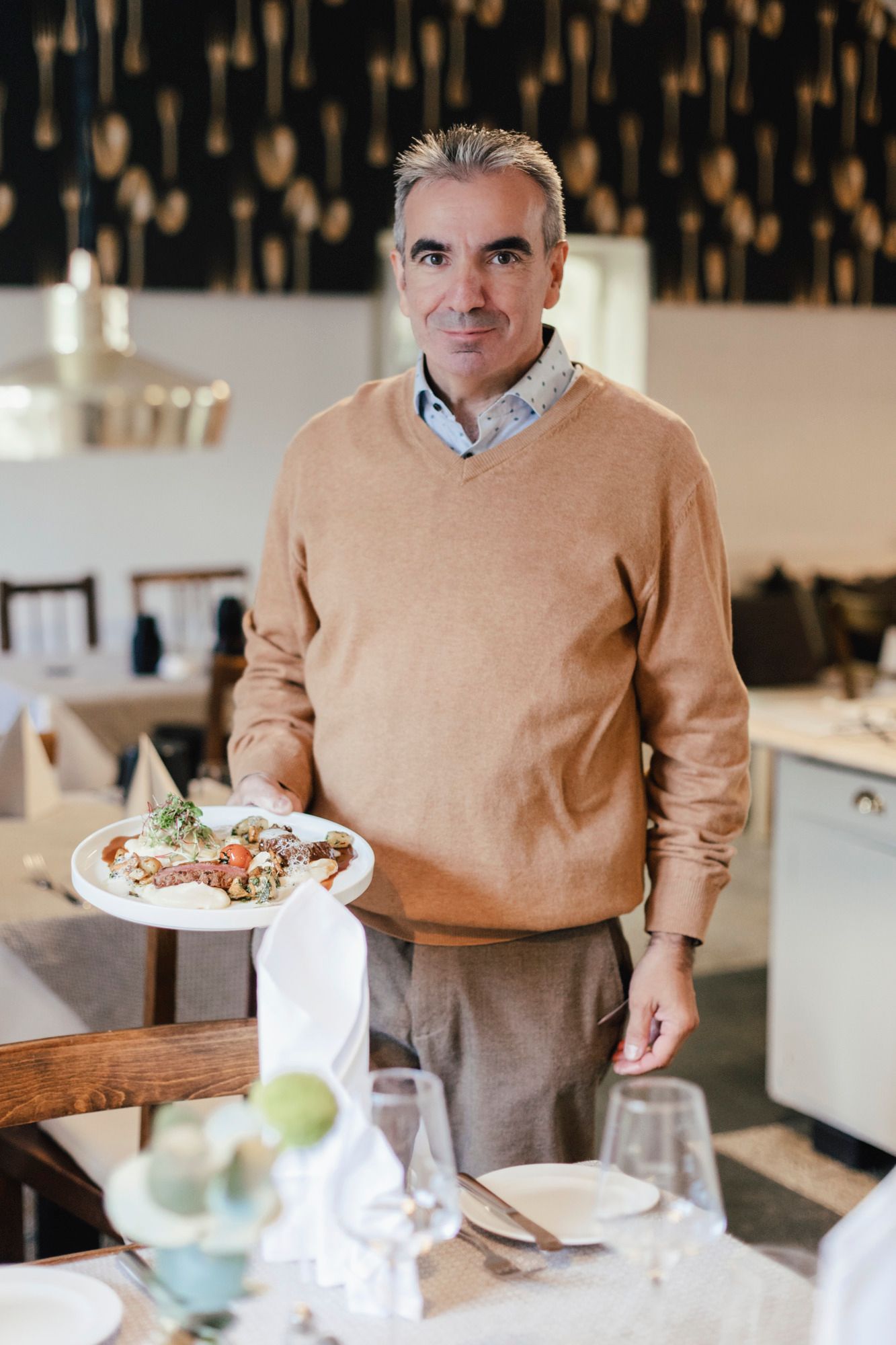 Hostitel a sommelier Martin Blauensteiner