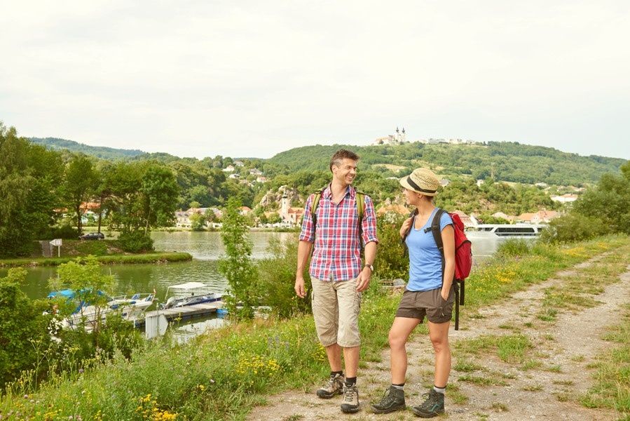 Pěší turistika na Krummnussbaum v pozadí bazilika Maria Taferl