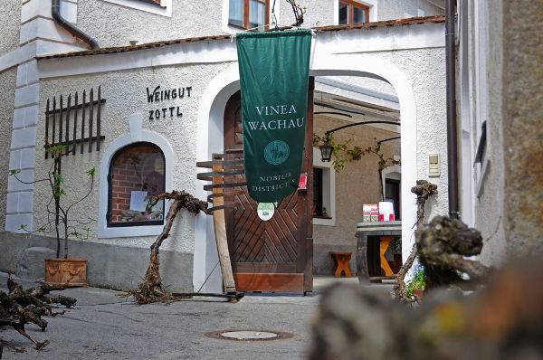 Vchod do vinařství s nápisem "Vinea Wachau" a "Weingut Zottl".