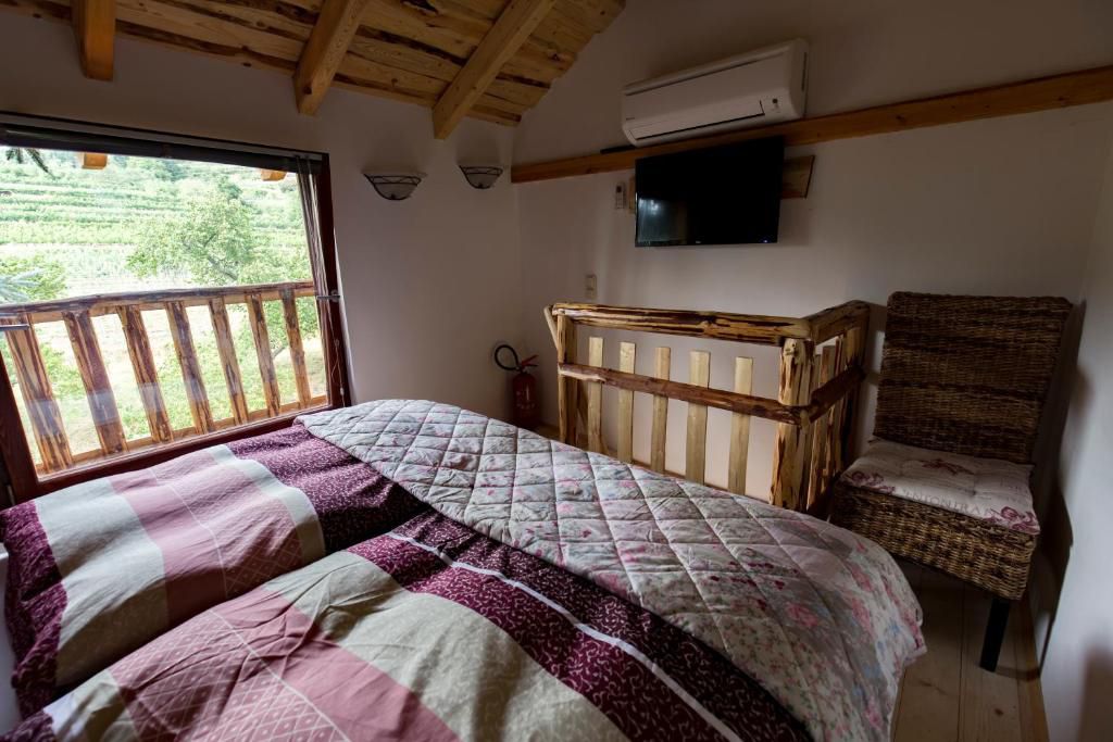 Manželská postel s barevným ložním prádlem