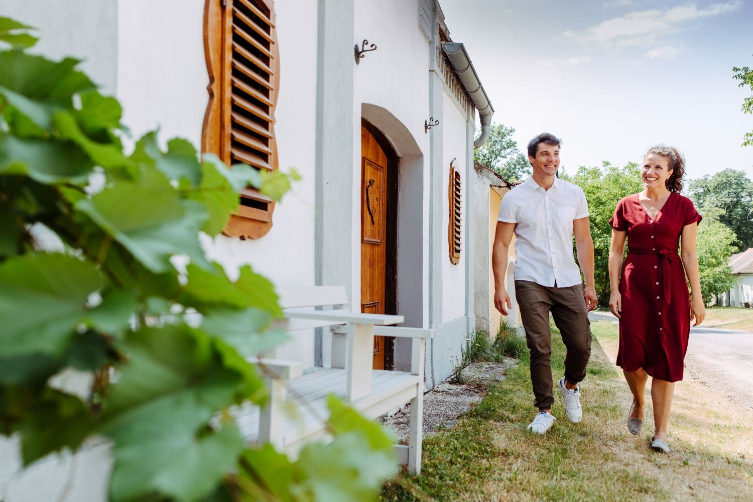 Pár před sklepem v sklepních uličkách Königsbrunn.