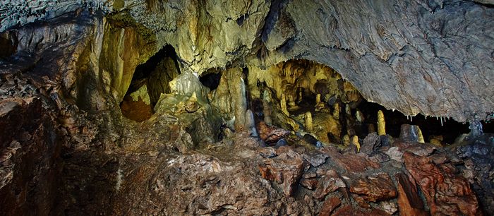 Pohled do interiéru jeskyně se stalagmity a stalaktity.