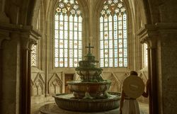 Der Kreuzgang Heiligenkreuz verzaubert mit seiner majestätischen Architektur und dem sanften Plätschern des Brunnens. Lichtstrahlen tanzen durch die bunten Fenster und schaffen eine friedliche Atmosphäre, die zum Verweilen einlädt. Hier, umgeben von der Stille des Klosters und der Schönheit des Wienerwaldes, findet man einen Ort der Besinnung und Erholung.