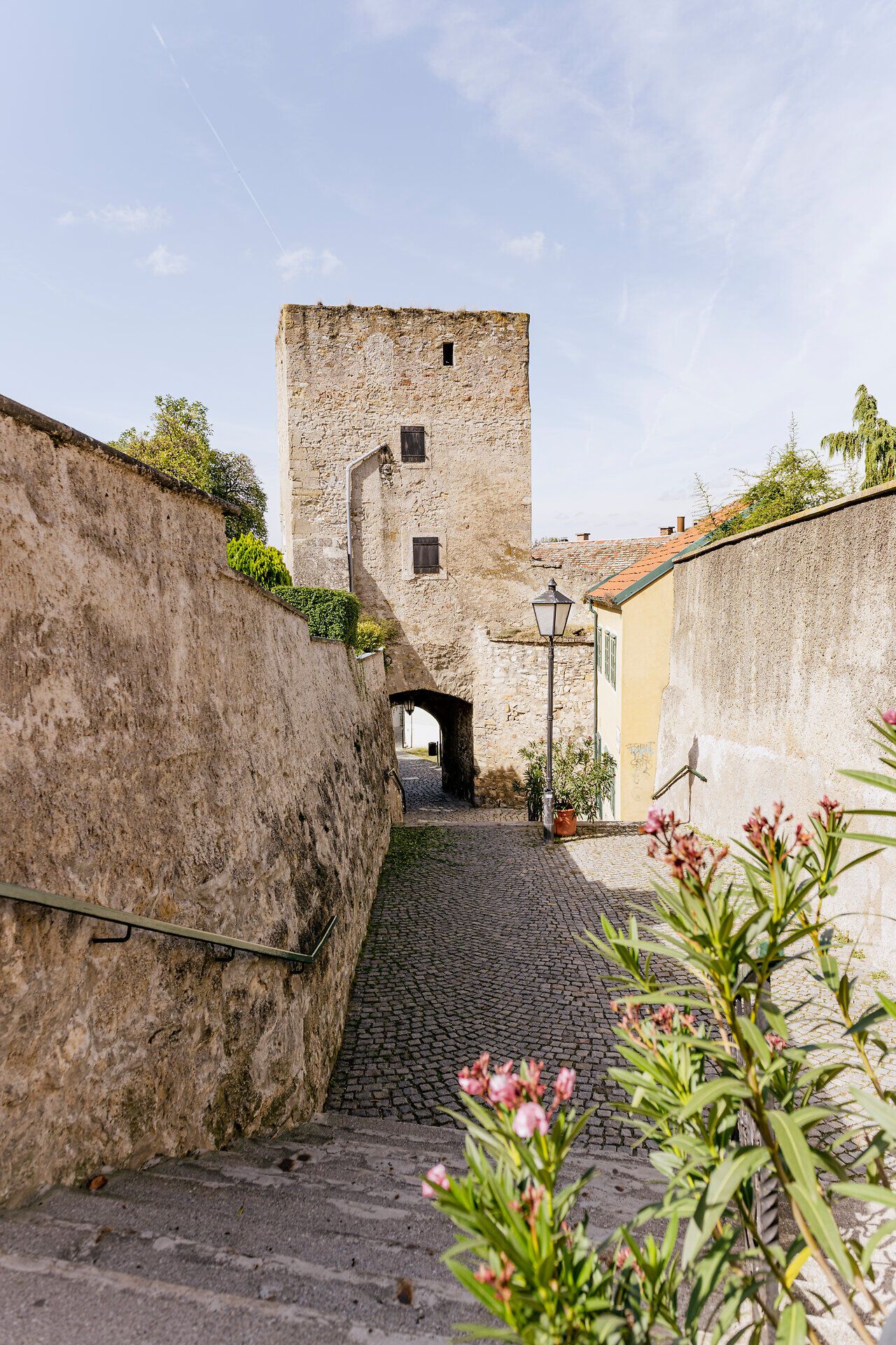 Schody k zámku Fischertor v Hainburgu an der Donau.