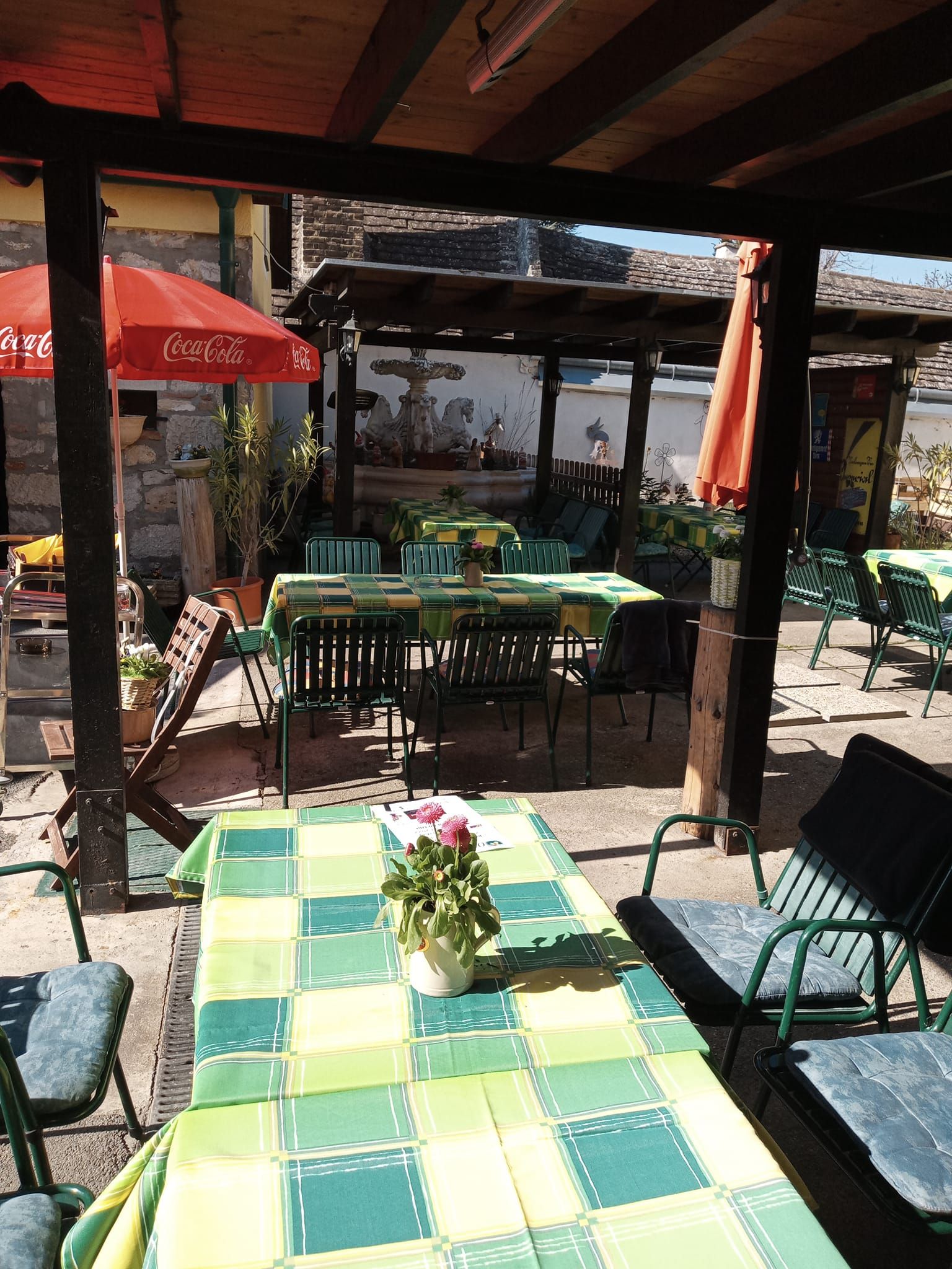 Zahrada pro hosty se stoly Stadtwirt Windisch, Mannersdorf/Leithagebirge