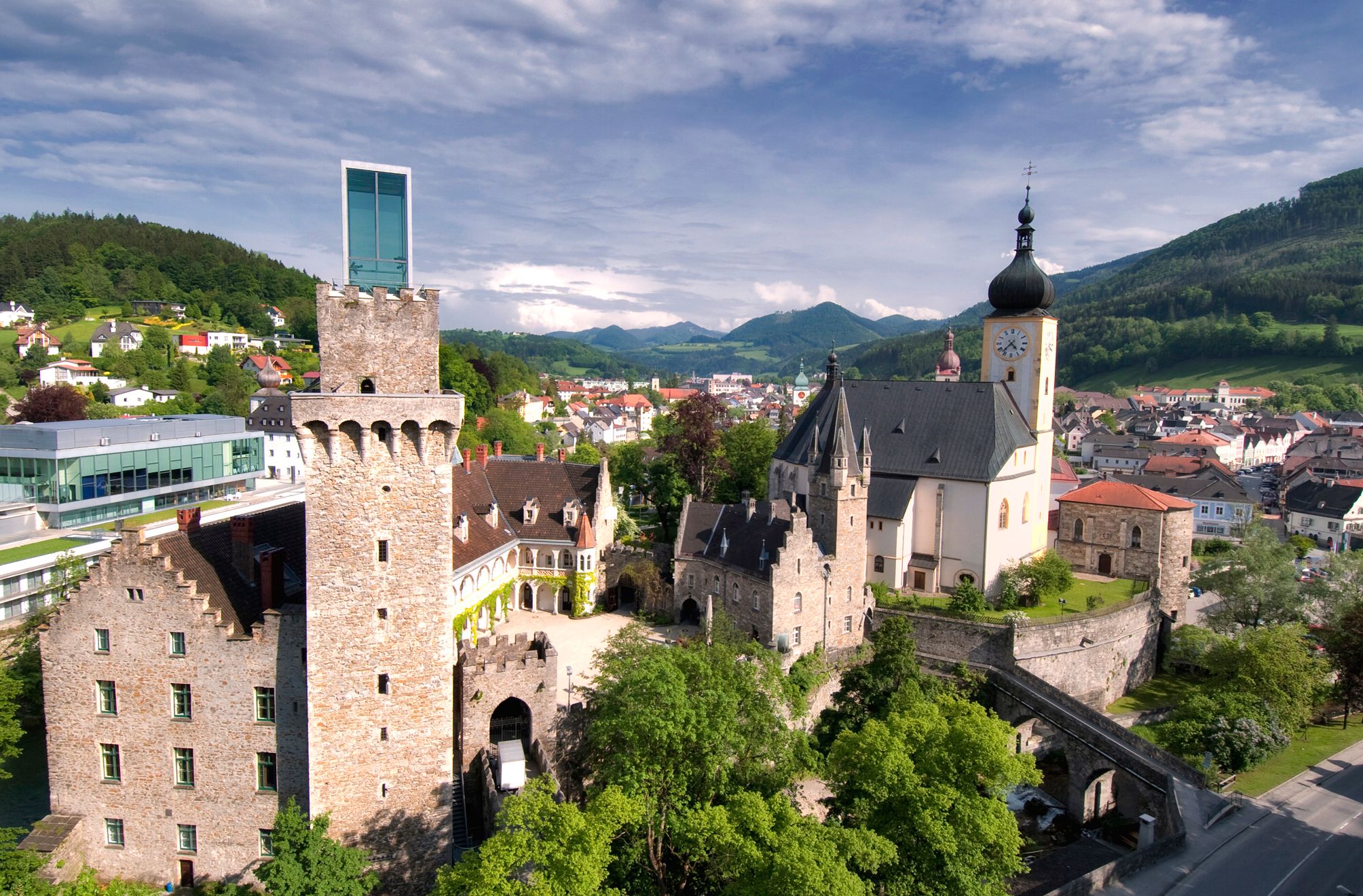 Panorama Waidhofenu an der Ybbs s historickou věží a kostelem.