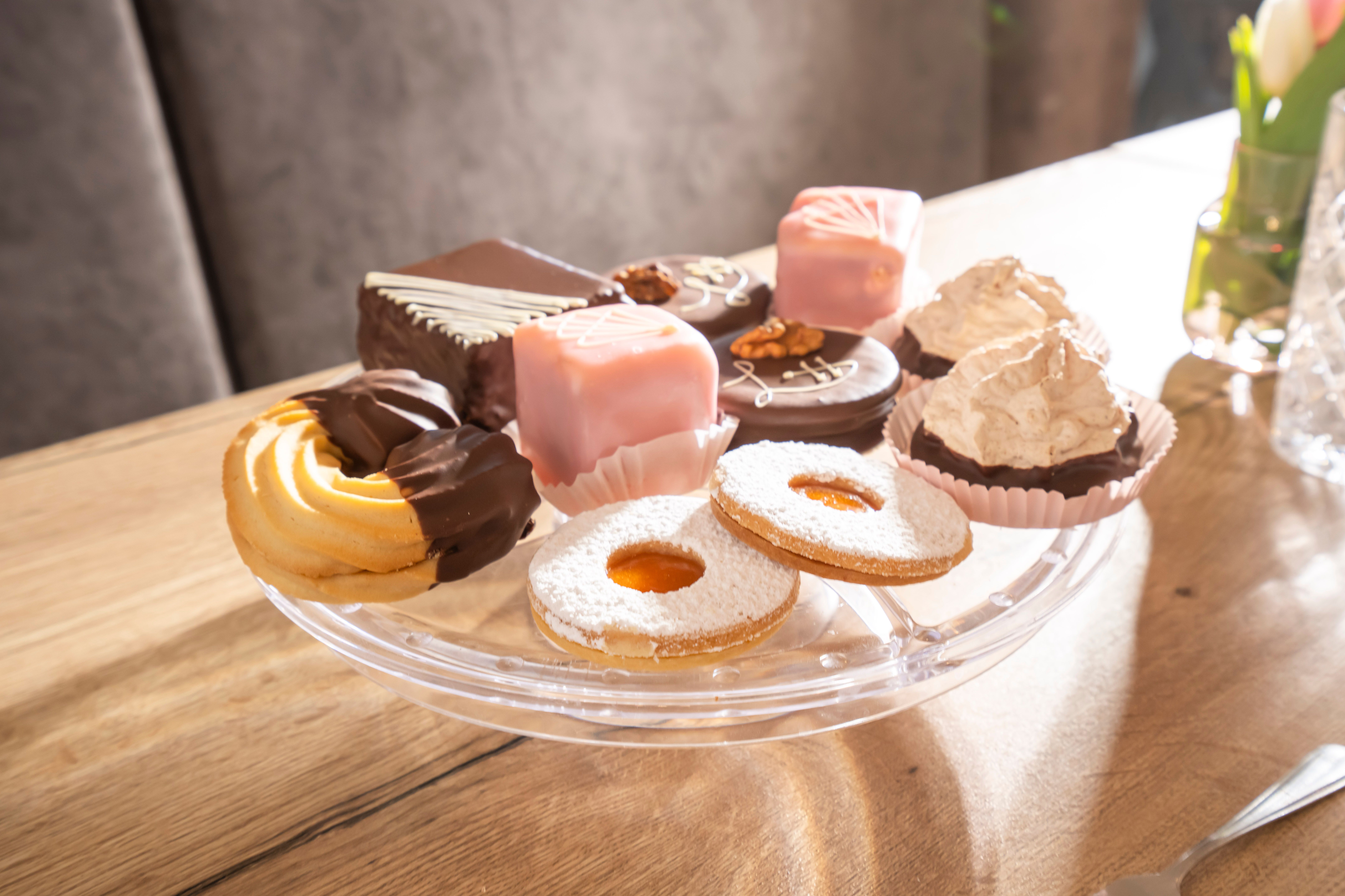 Talíř s domácími dezerty od Marie Harrauerové