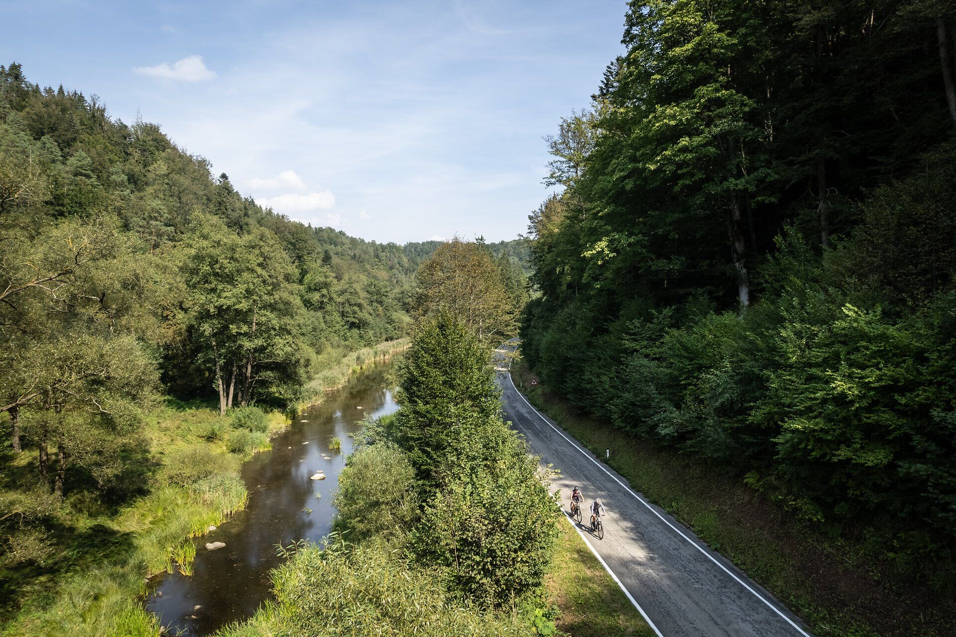 Podél Cyklostezky Kamptal se rozprostírá malebná krajina, kde se harmonicky prolínají kopce a svěží lesy. Klidná řeka se vine zelenou idylou a vybízí cyklisty, aby si naplno užívali krásy přírody.