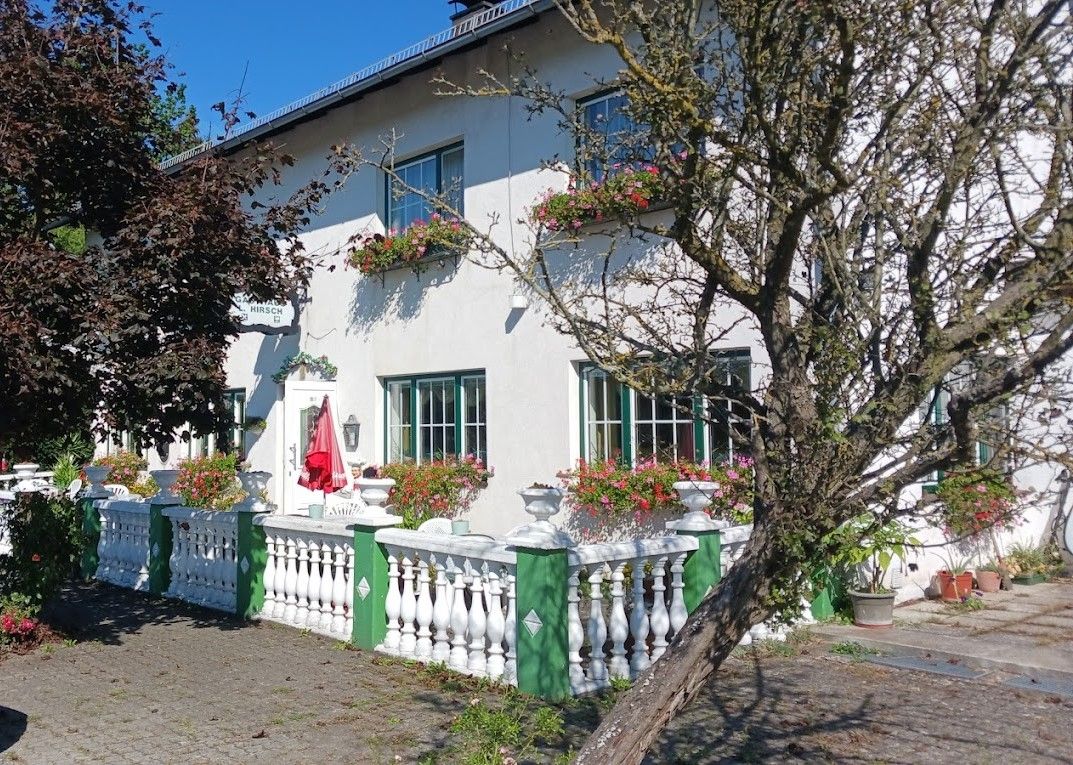 Pohled na Gasthof Hirsch zvenčí