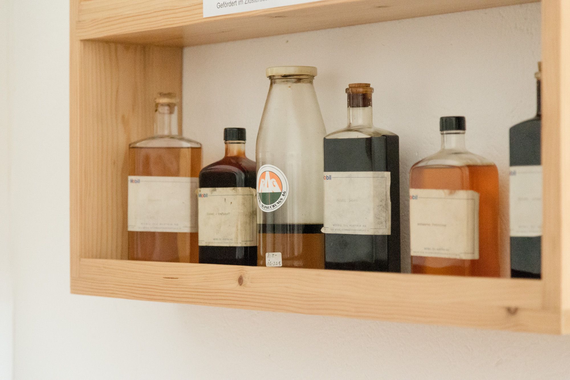 Police se starými lahvemi v městském muzeu v Zistersdorfu.