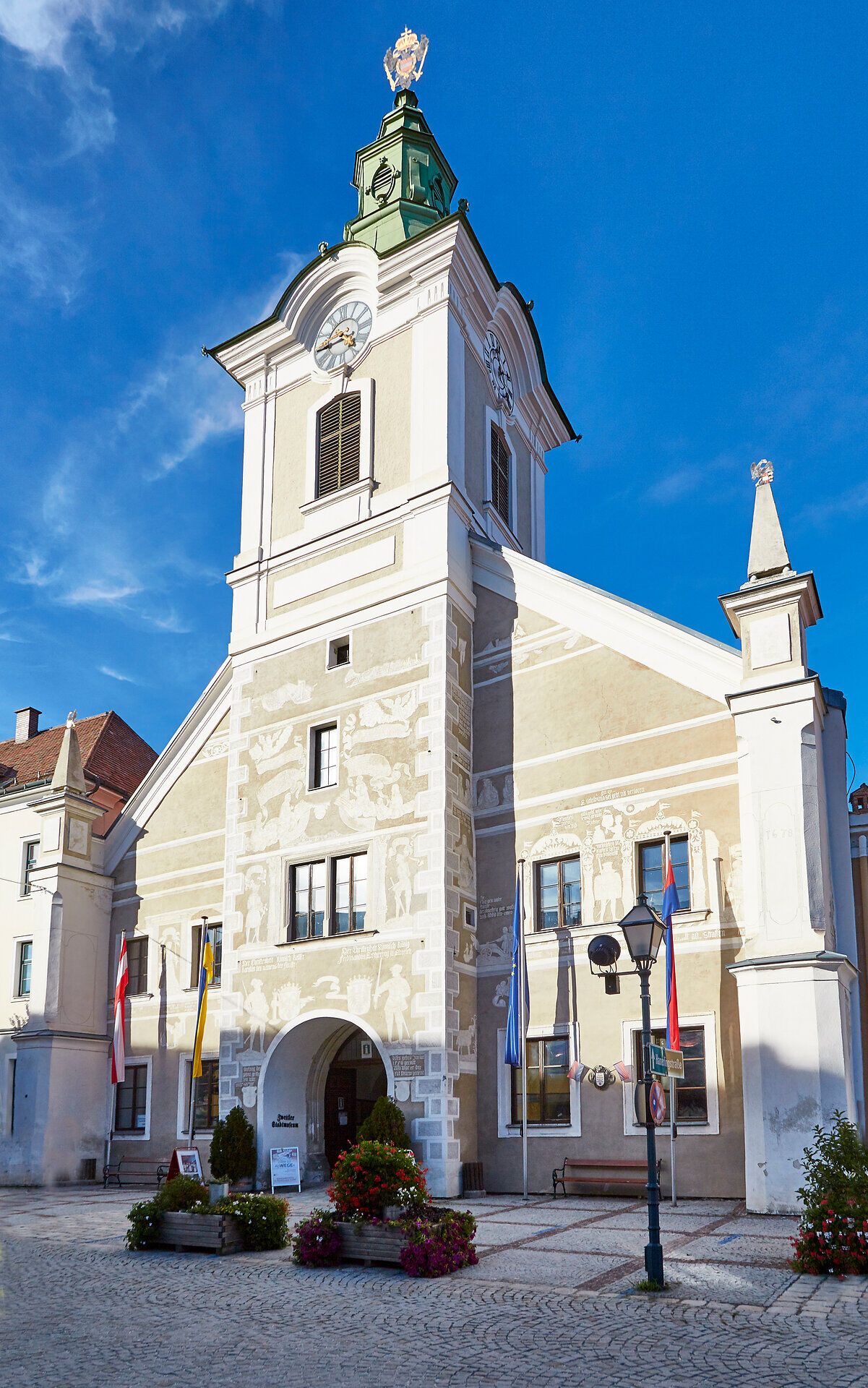 Historická budova s věží a freskami v rakouském Zwettlu.