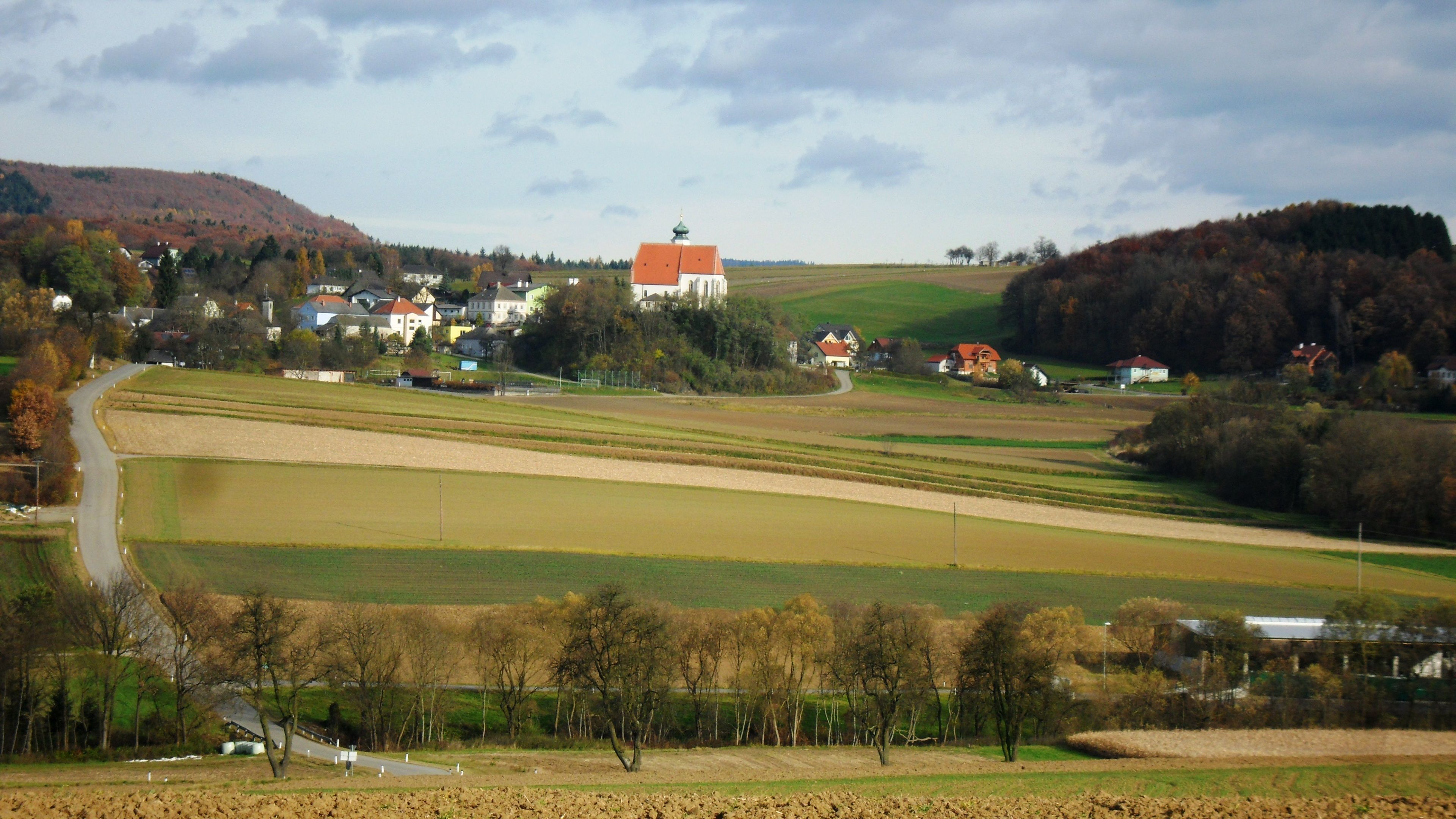 Krajina s kostelem a poli v Geroldingu v Rakousku.