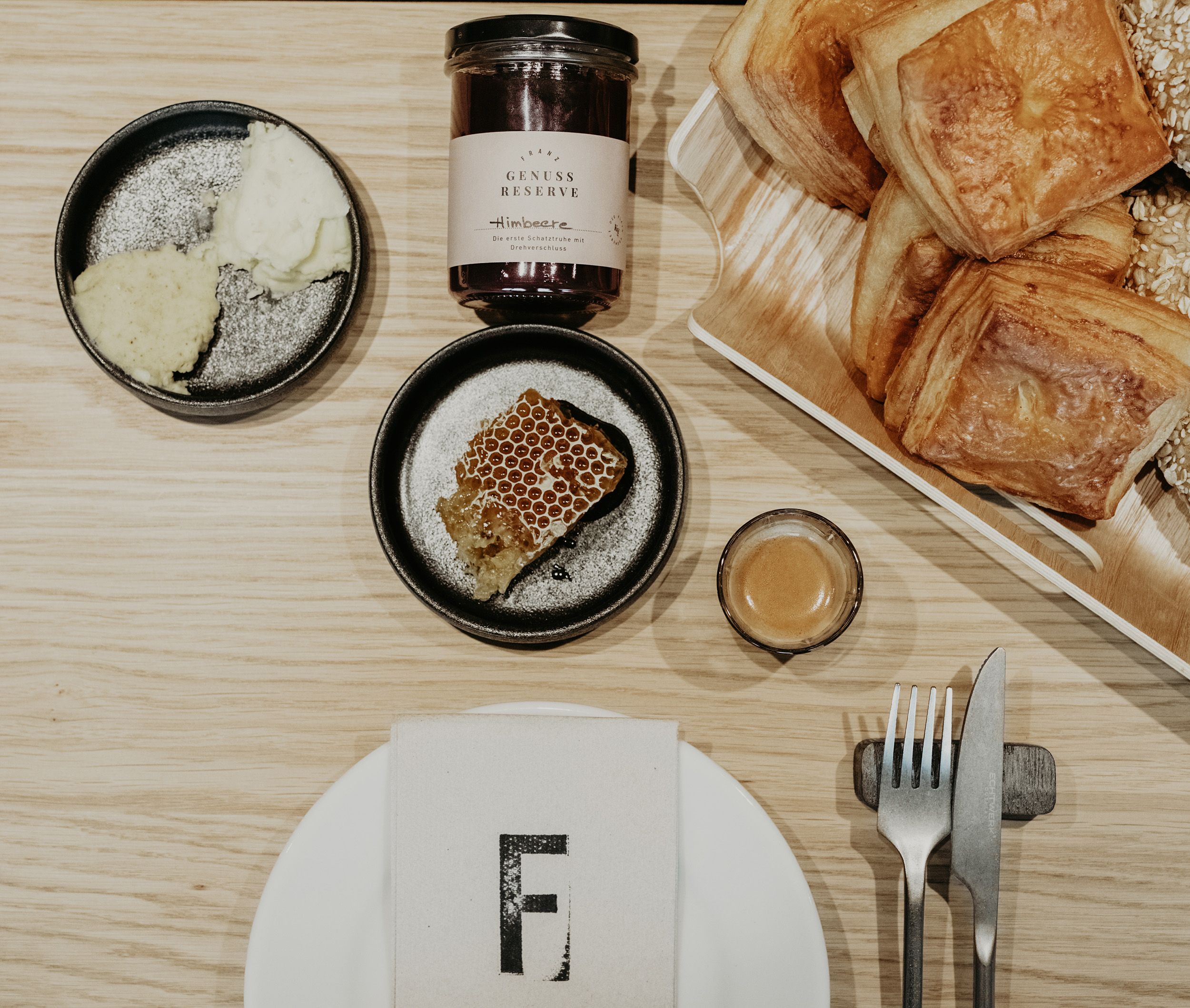 Snídaňové pečivo, med, prostírání