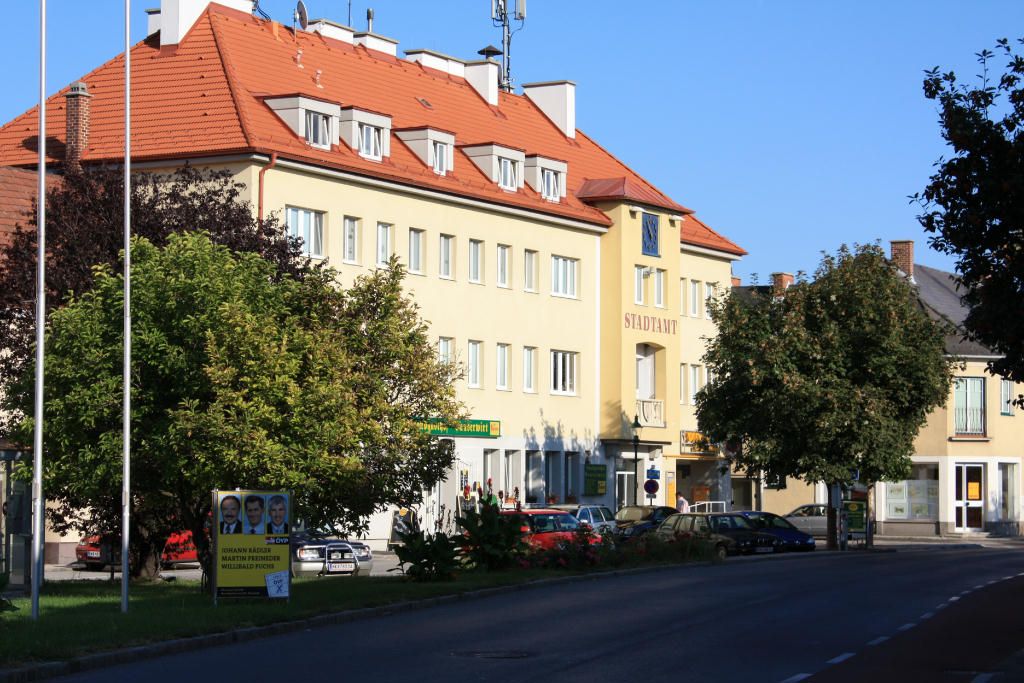 Ebenfurthská radnice s okolními budovami a stromy.