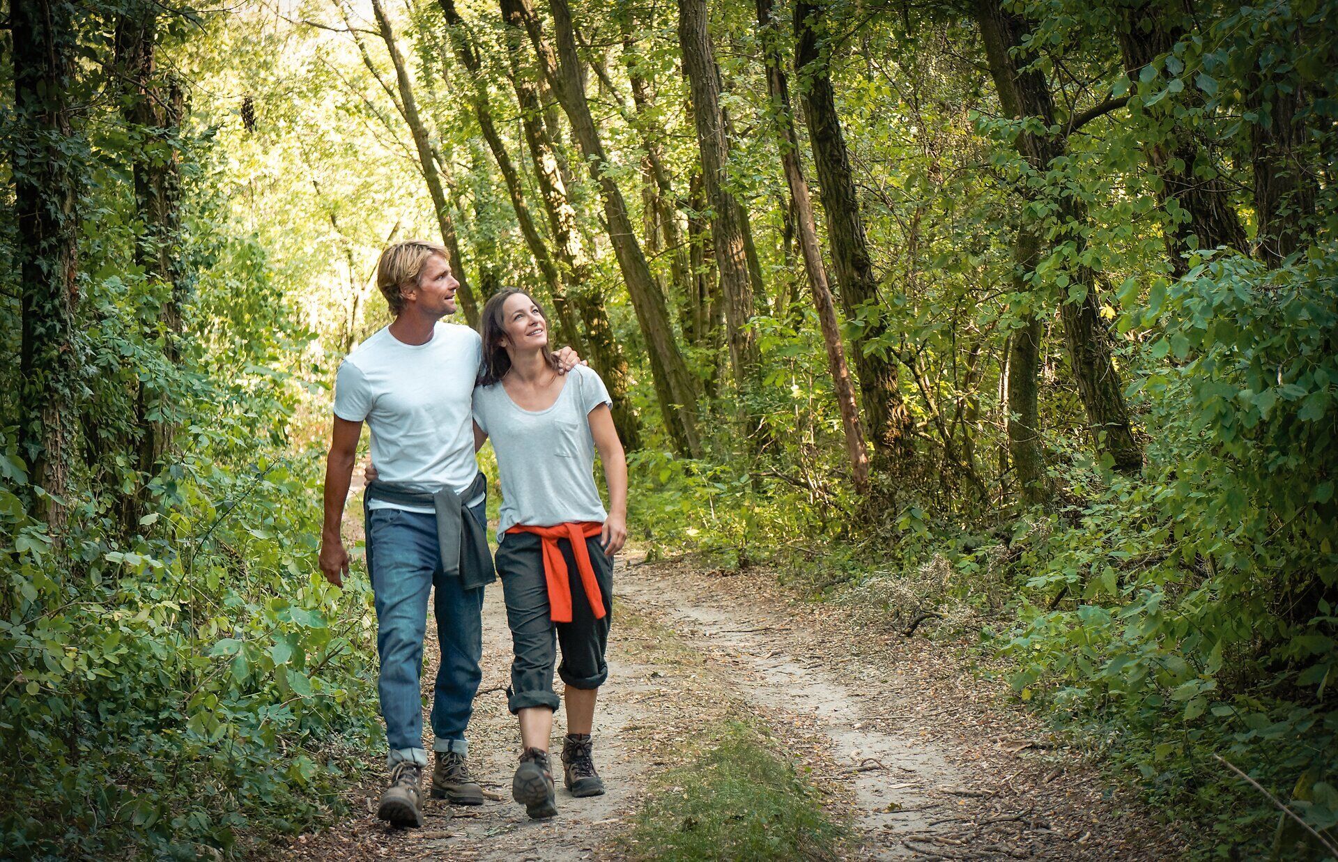 Pár na pěší túře po lesní cestě