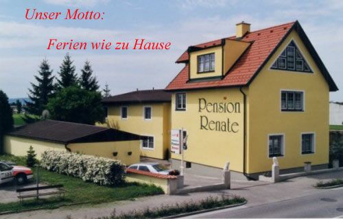 Žlutá budova s nápisem "Pension Renate", obklopená stromy a parkovištěm.