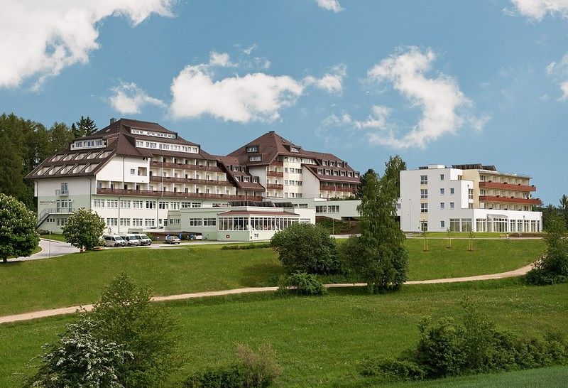 Kardiovaskulární centrum Groß Gerungs na pozadí modré oblohy.