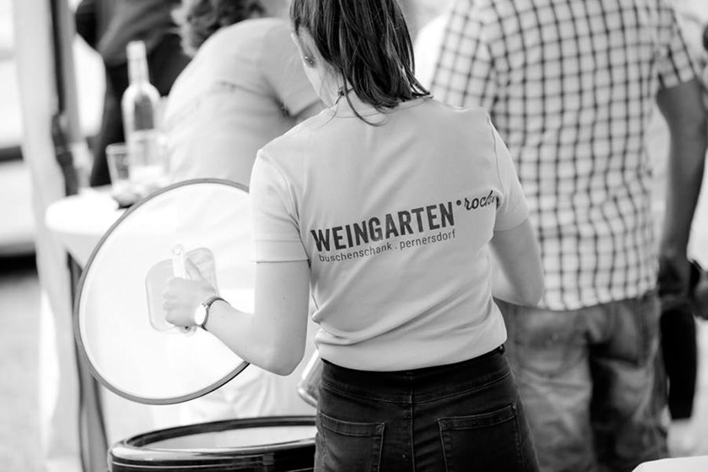 Žena v tričku s nápisem "Weingarten.rocks" na akci.