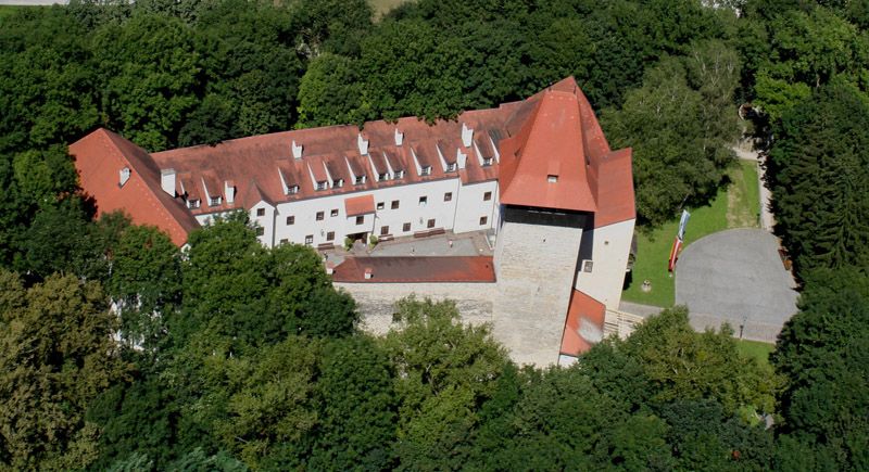 Letecký pohled na hrad Ulmerfeld obklopený stromy.