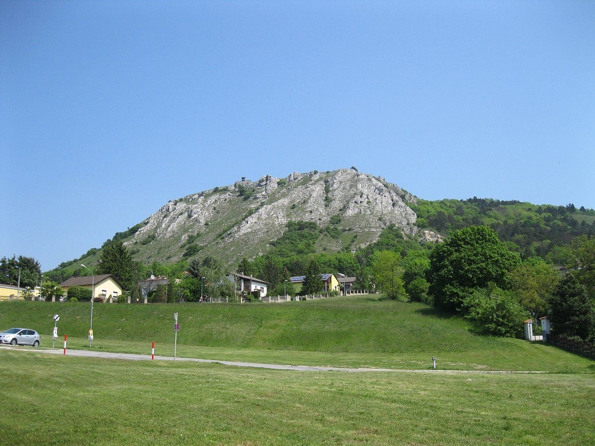 Pohled na Braunsberg s domy v popředí a modrou oblohou.