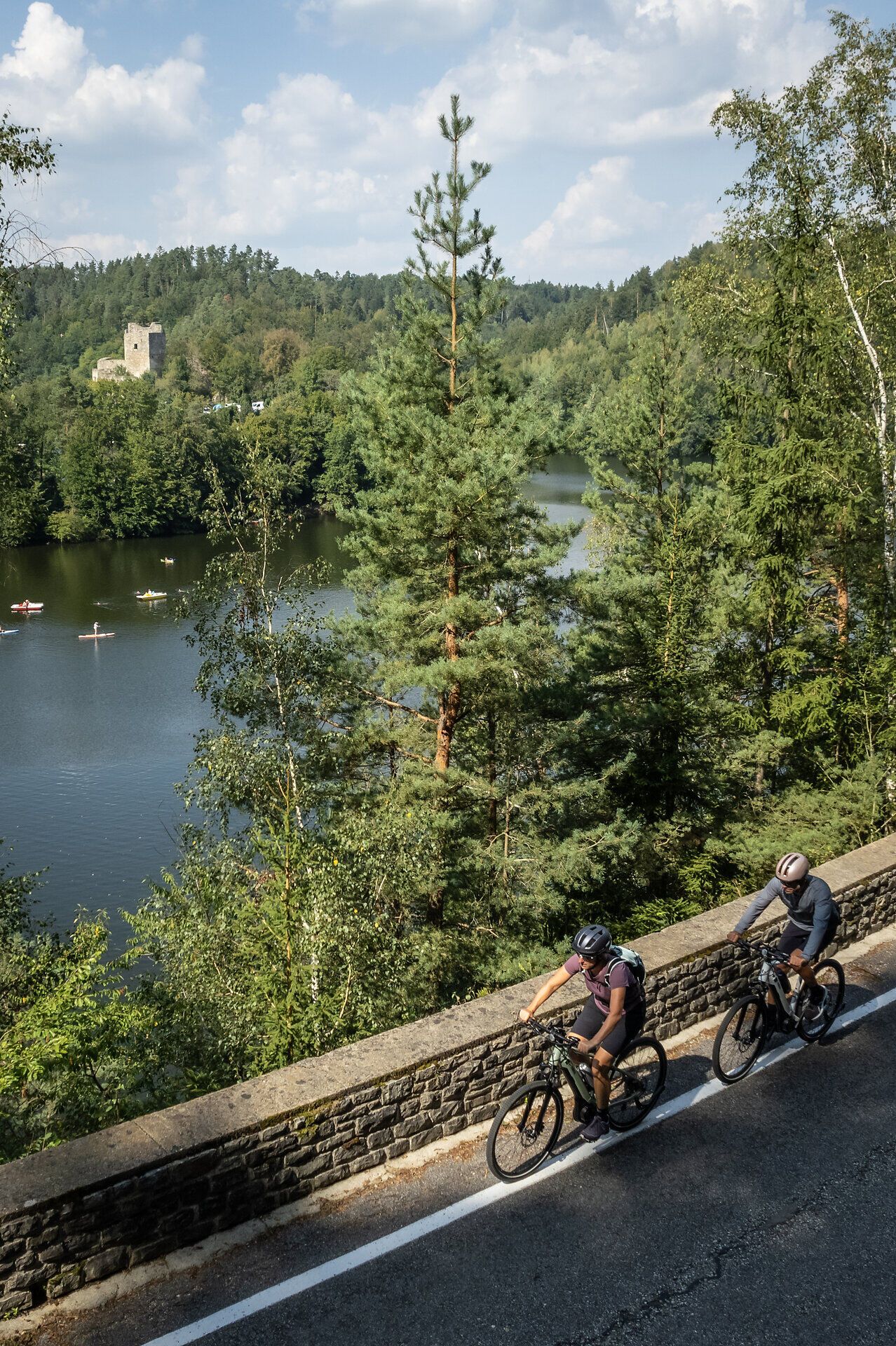 Zvlněné kopce a třpytící se vodní nádrž Dobra vás zvou k nezapomenutelným zážitkům v přírodě. Cyklisté uvolněně kloužou po malebném břehu, zatímco svěží stromy poskytují stín a čerstvý vzduch vybízí k hlubokému nádechu.