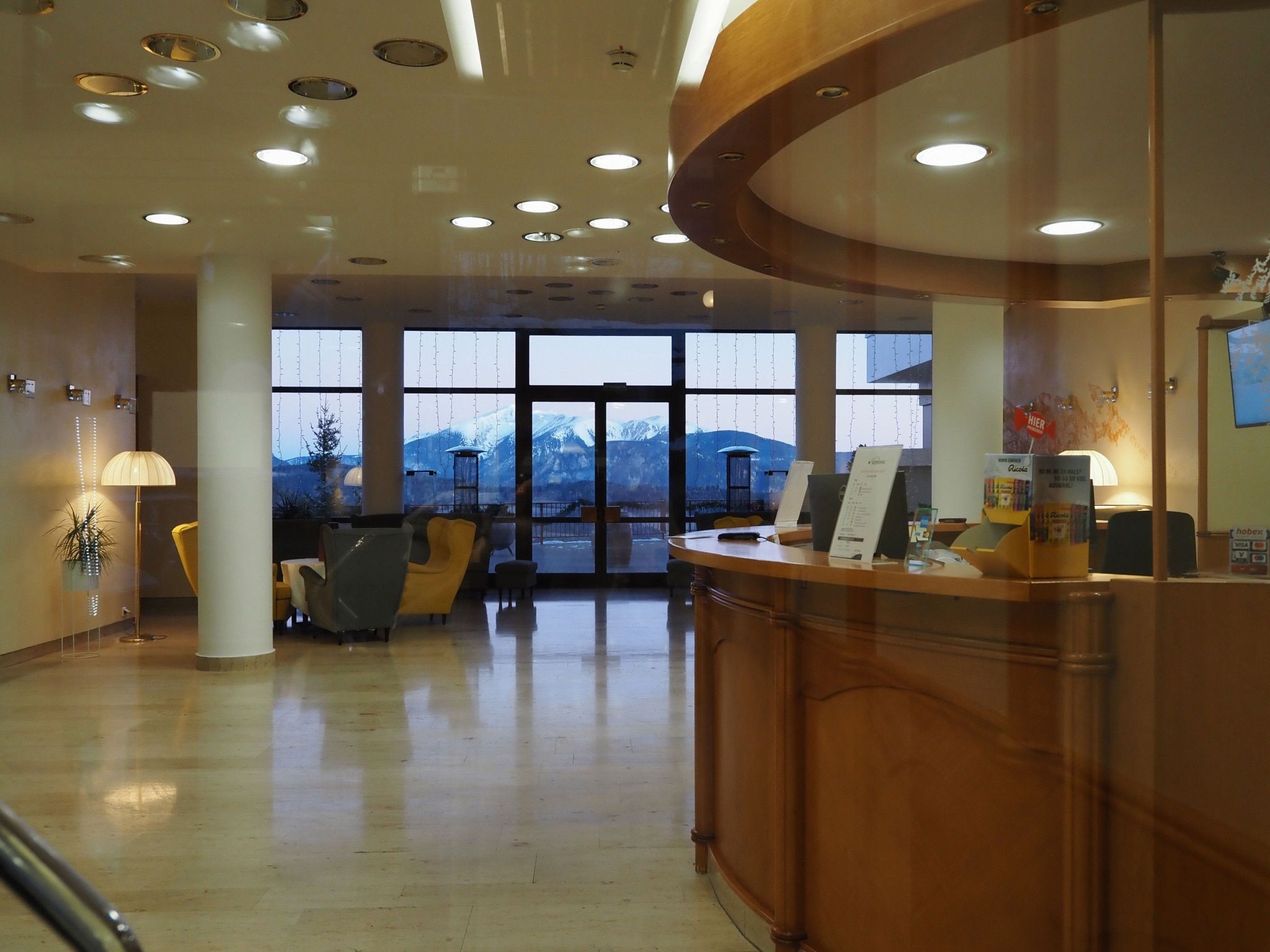 Recepce Sporthotelu Semmering s výhledem na hory.
